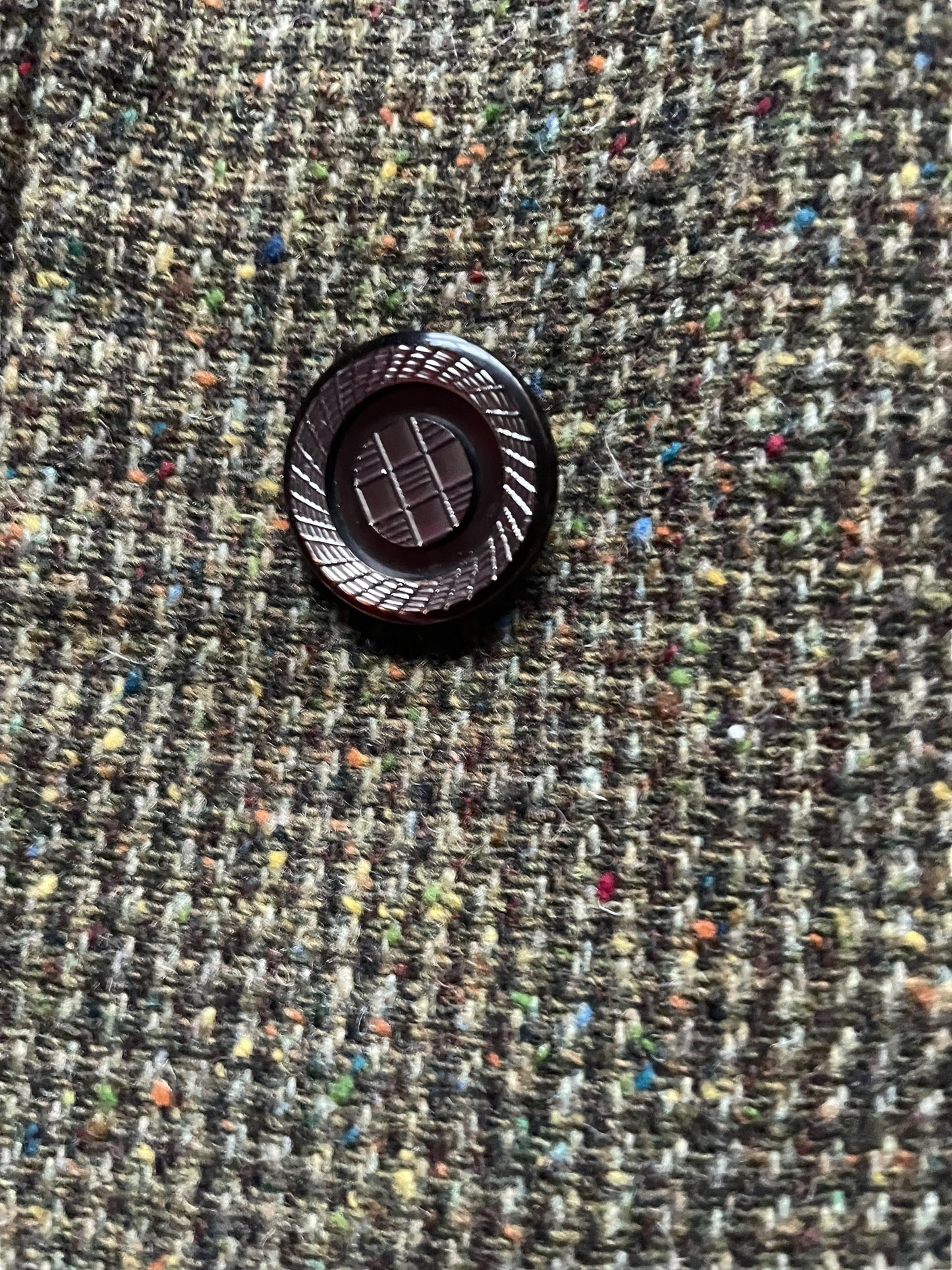 Button detail of Vintage 1940s Tweed Boxy Blazer SZ L | Seattle True Vintage | Barn Owl Vintage Coats