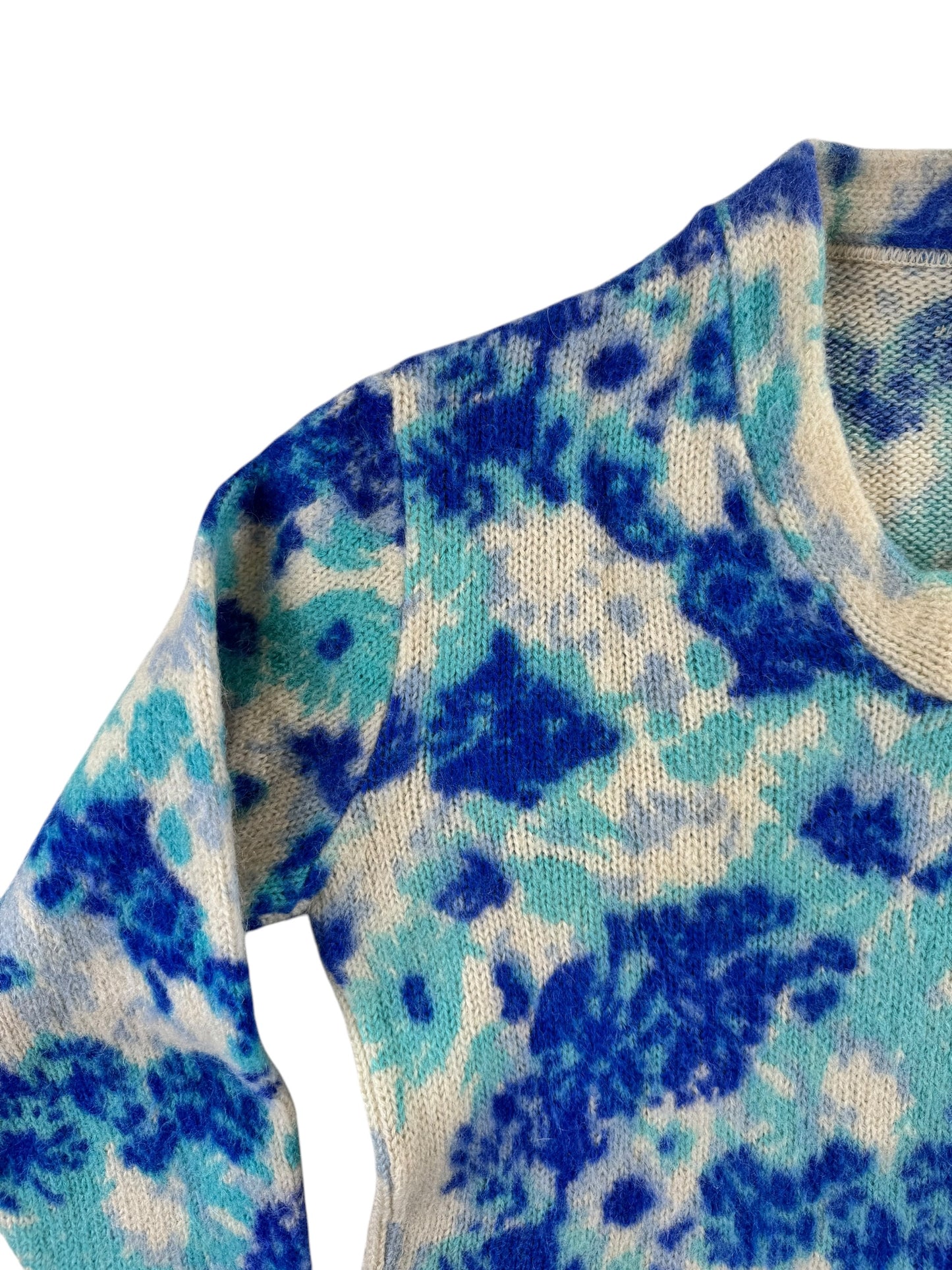 Front right shoulder of 1960s Wool Floral V-Neck Sweater M