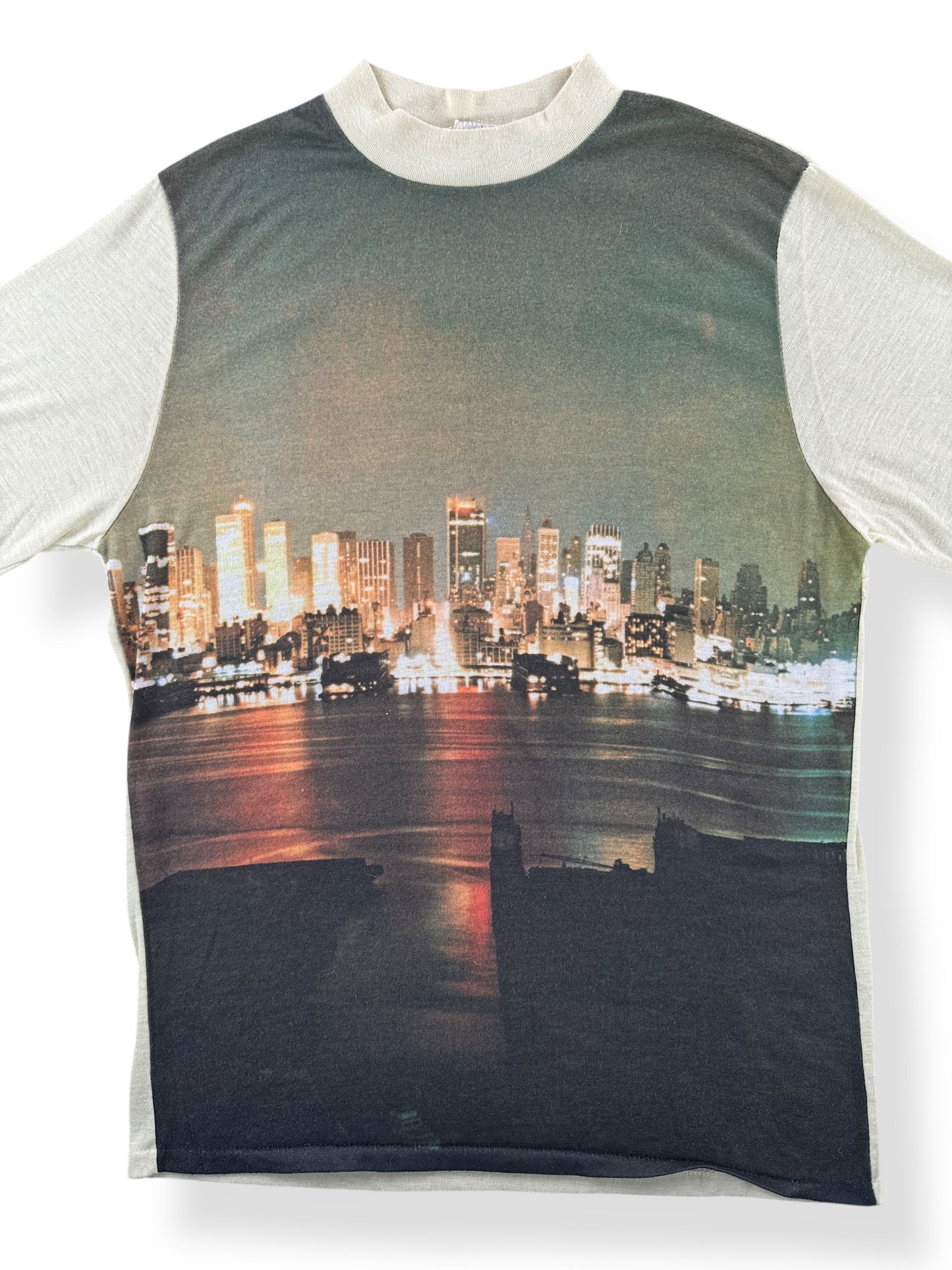Front Close Up of Vintage New York Skyline Printed Poly Tee SZ L (Fits M)