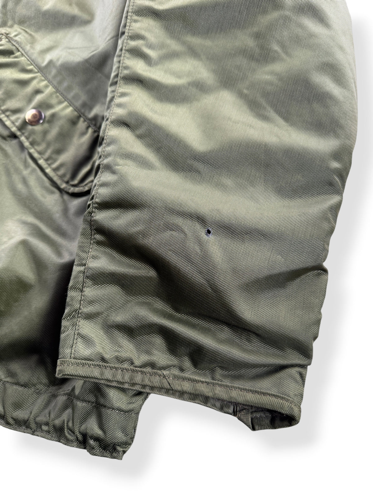 Small hole on sleeve of Vintage 70’s Extreme Cold Weather Insulated Military Jacket SZ L