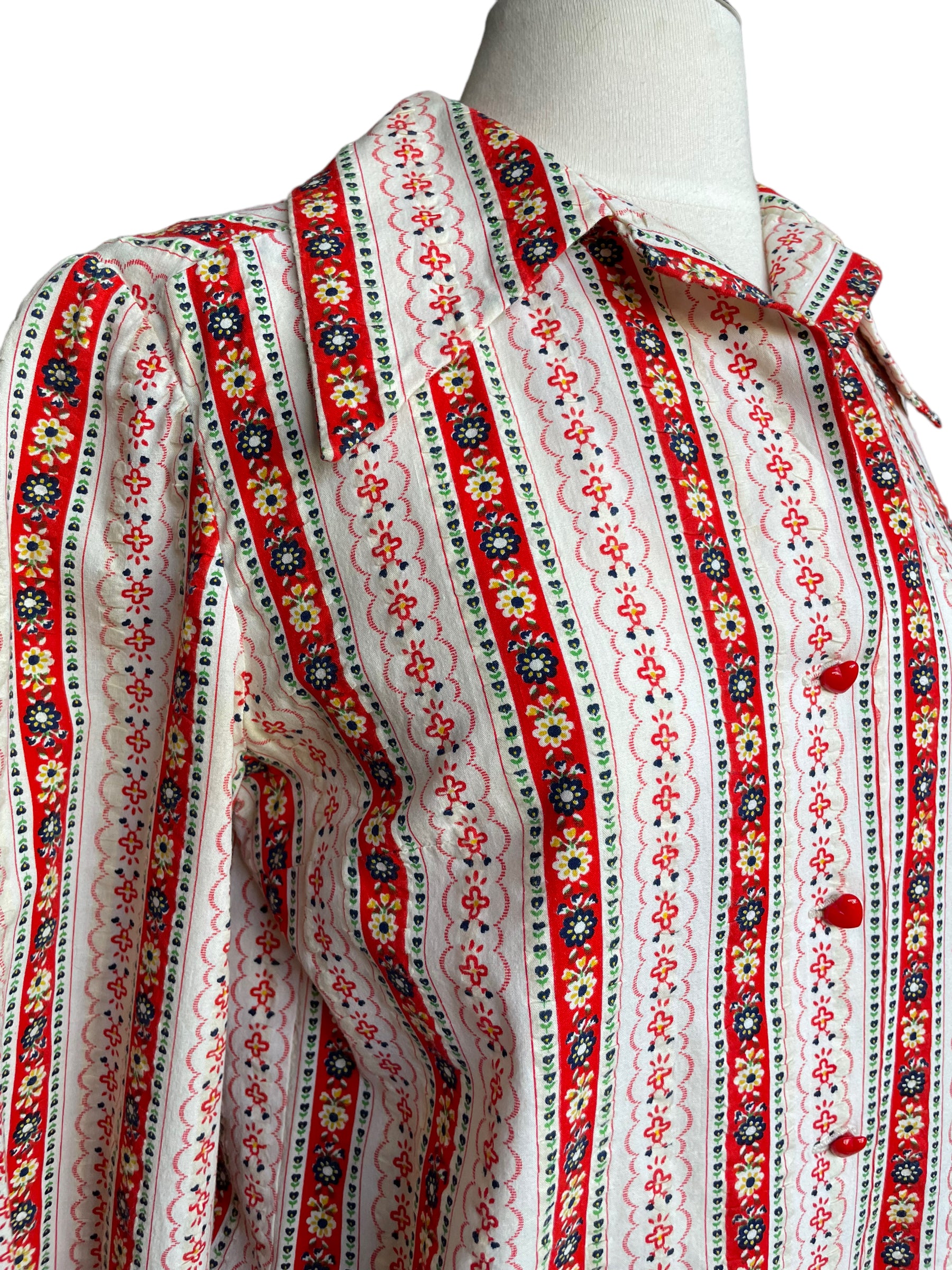Front right side collar of Vintage 1970s Handmade Seersucker Button Up | Barn Owl True Vintage | Seattle Ladies Vintage Shirts