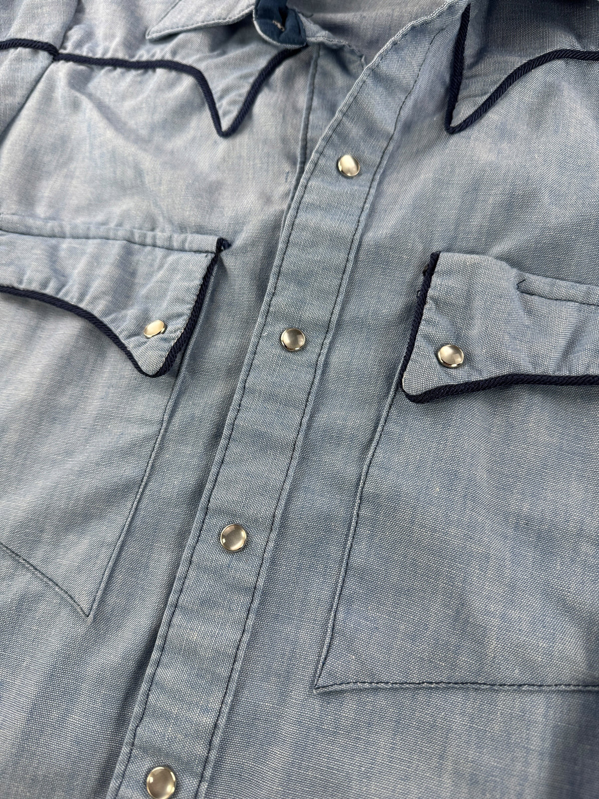 Pockets and buttons on Vintage Rockmount Ranch Wear Pearl Snap Chambray SZ 14 1/2