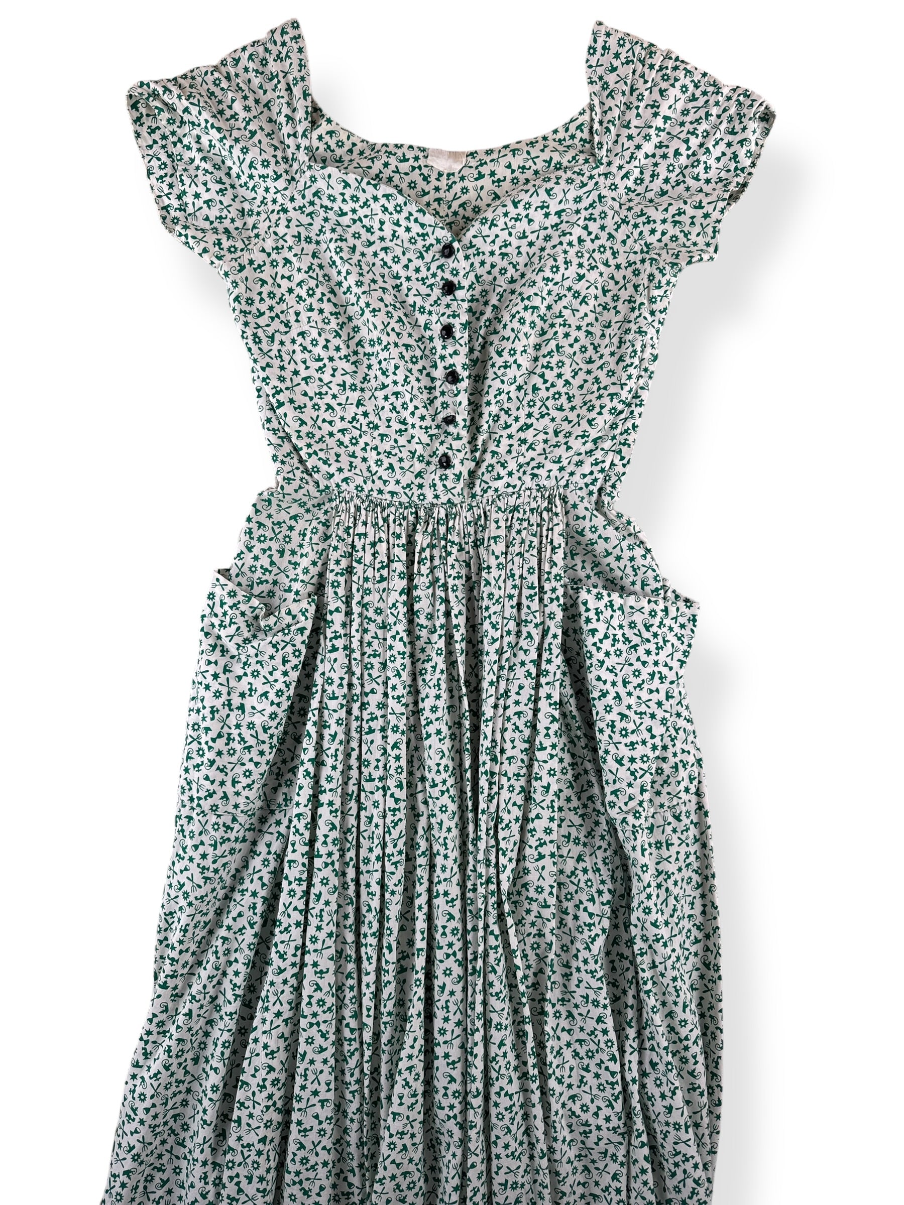 Front Close Up of Vintage Green Patterned House Dress SZ M