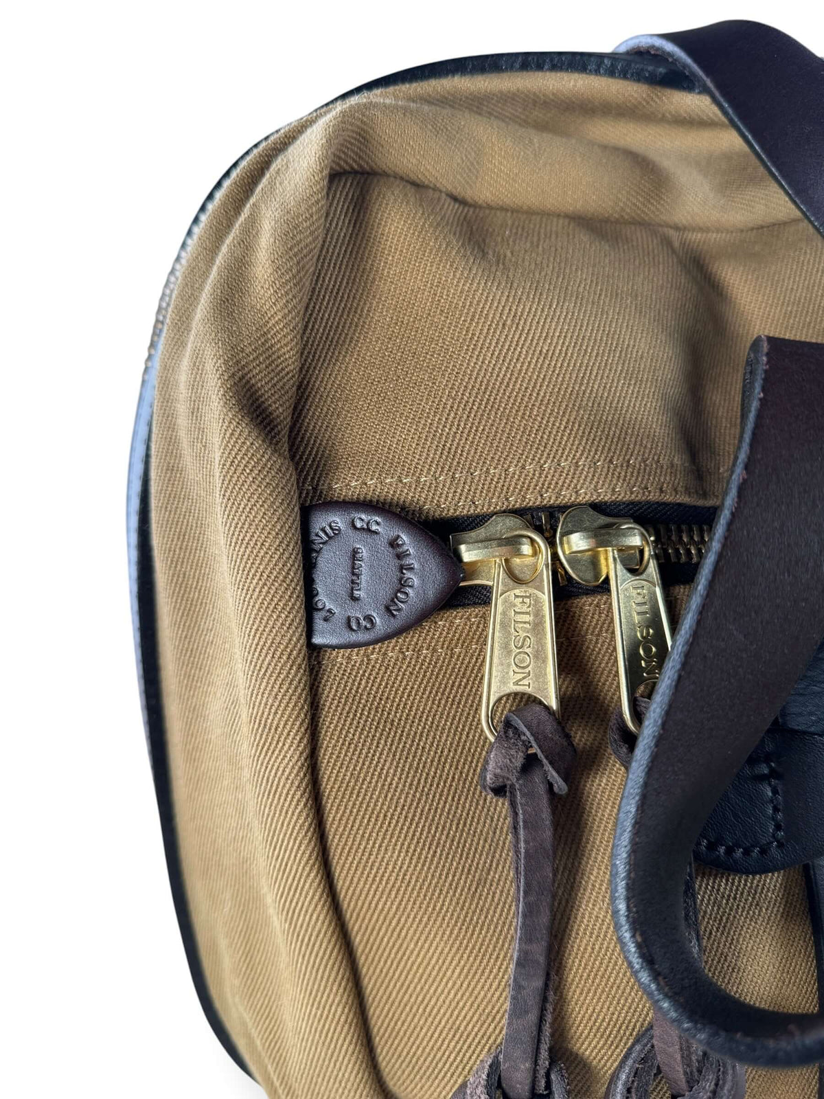 Zipper and pull tab on Filson Rugged Twill Pullman Bag NWOT