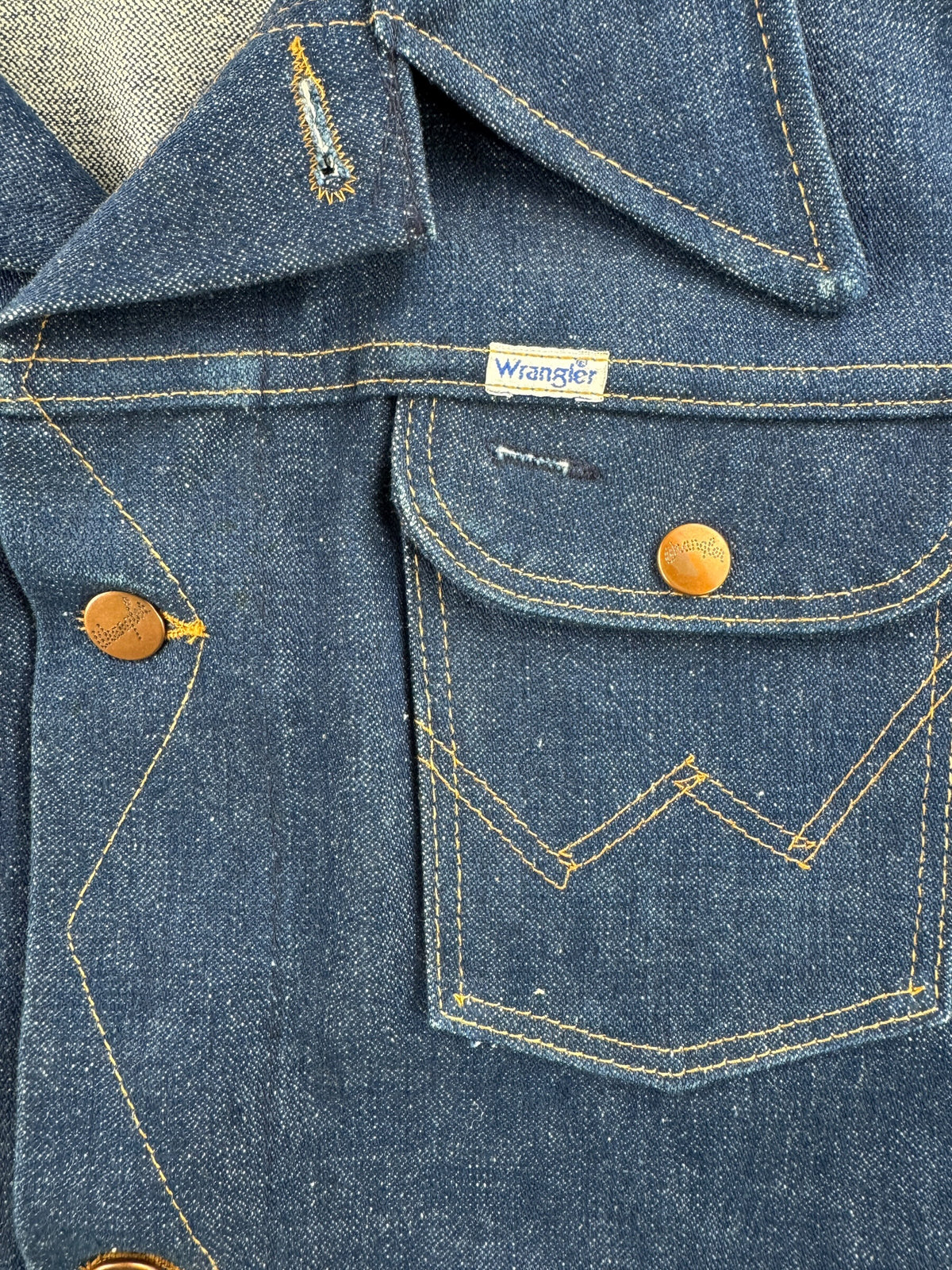 Pockets and buttons on Vintage Dark Wash Wrangler 136MJ No Fault Denim Jacket SZ 46 Long