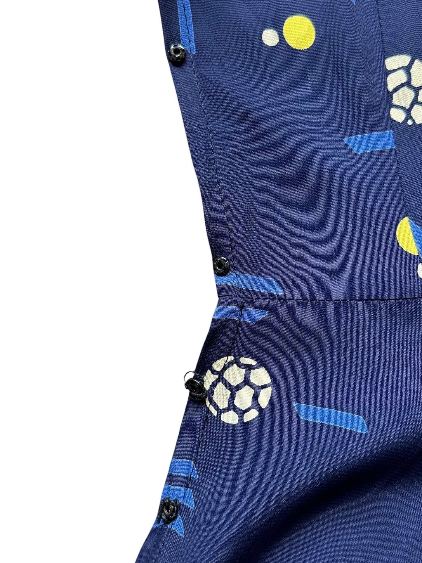 Side snap detail on Vintage 1940s Rayon Geo Print Dress 