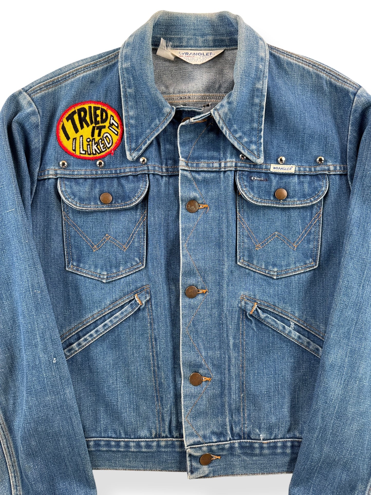 Front Close Up of Vintage 70s Wrangler Studded Denim Jacket SZ M