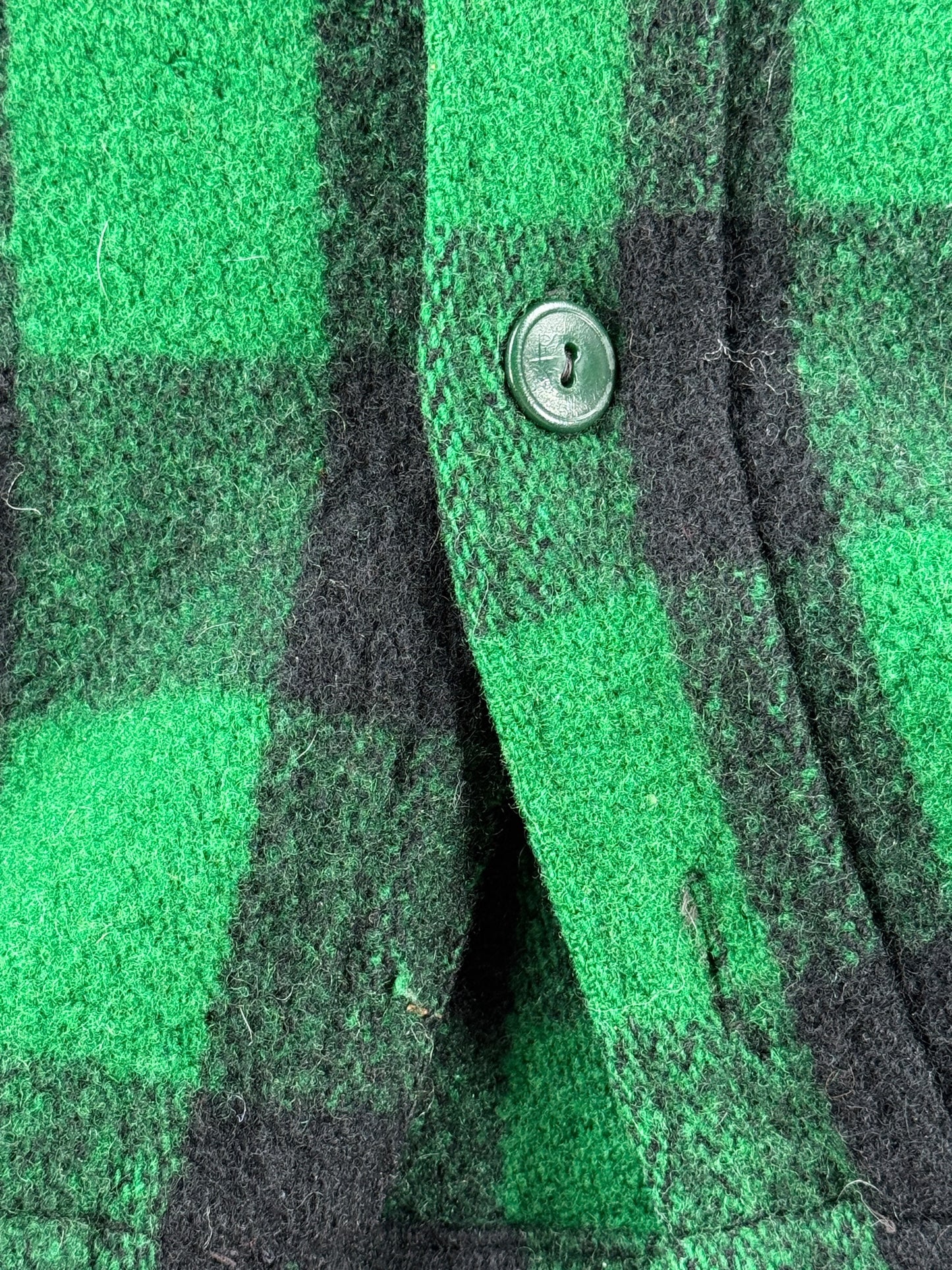 Missing bottom button on Vintage 50s Woolrich Green Buffalo Plaid Wool Flannel SZ 15