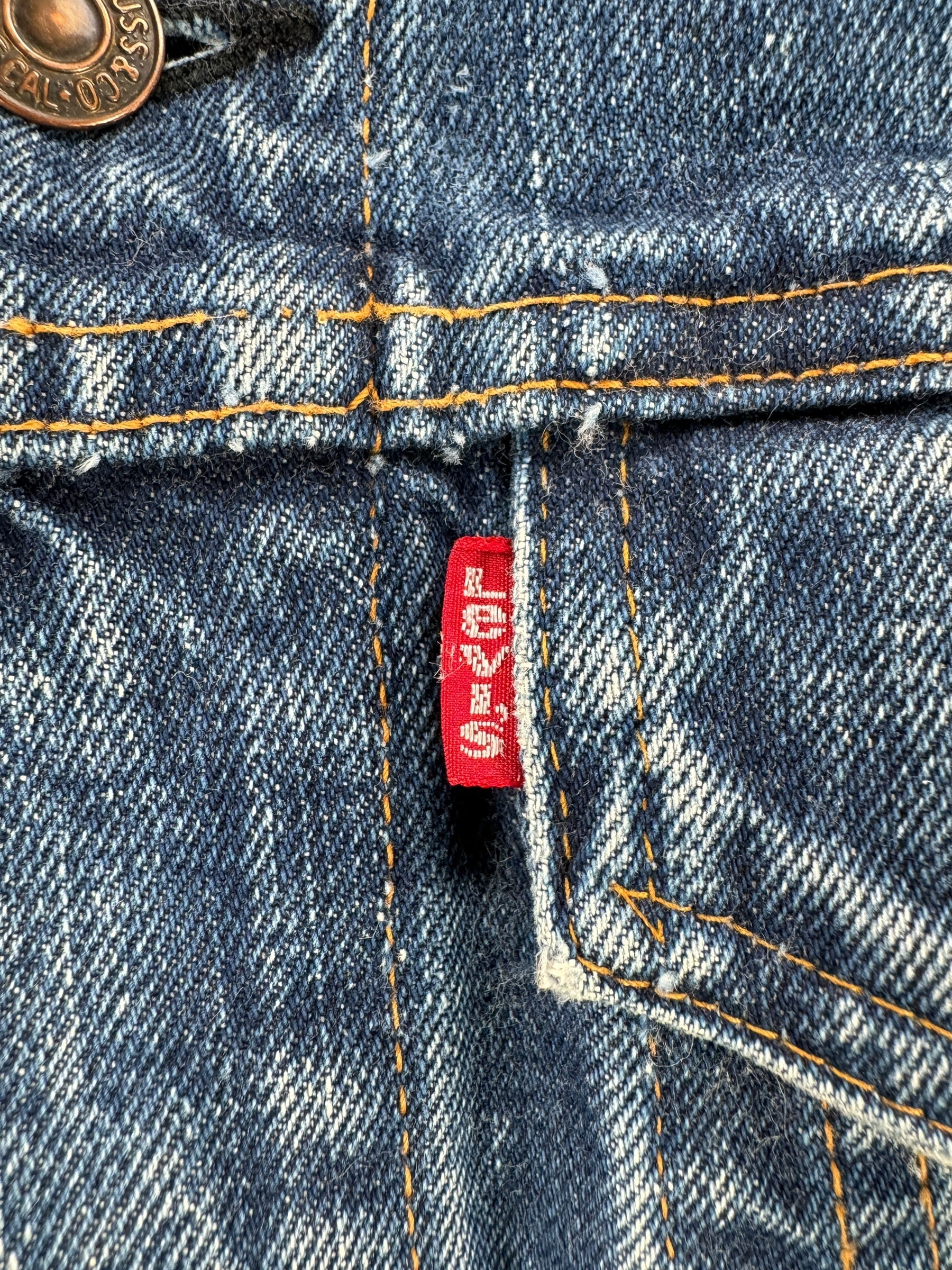 Small E Label on Vintage Distressed Levis 2 Pocket Trucker Jacket SZ XS