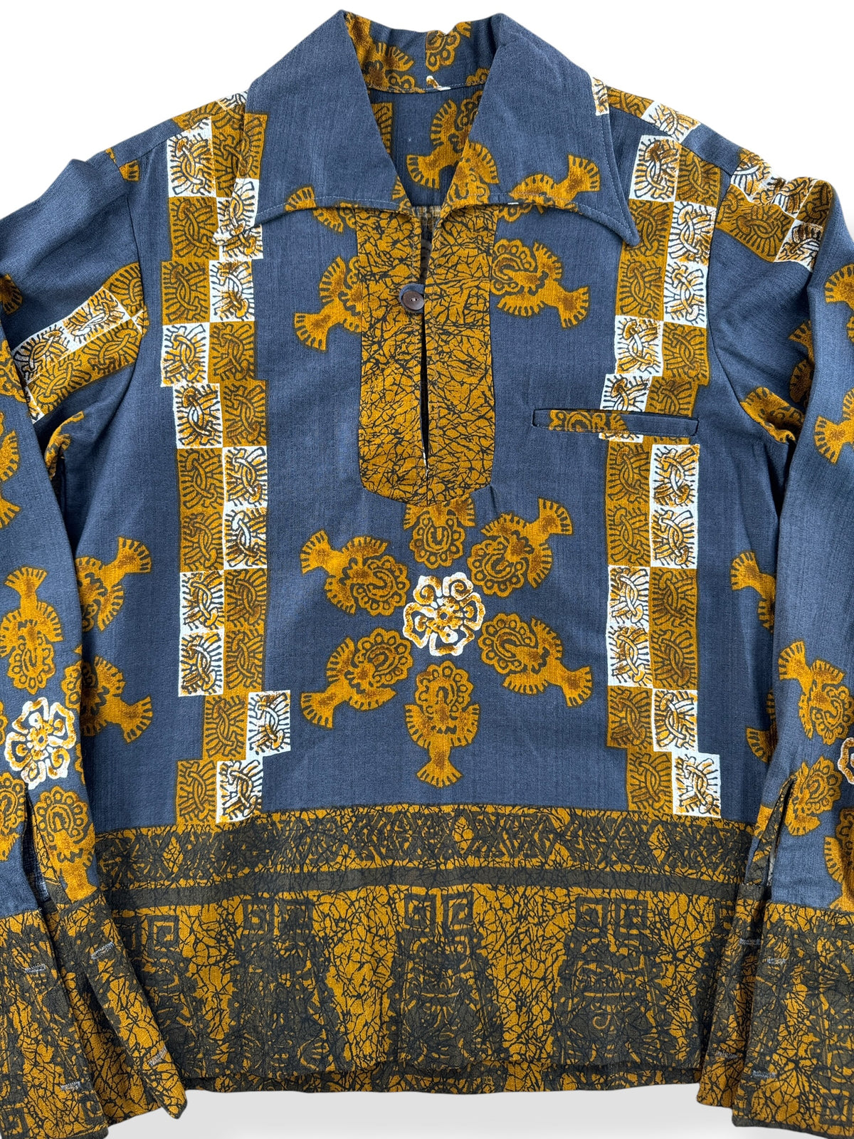 Close-up of Vintage Pullover Barkcloth Aloha Shirt SZ S