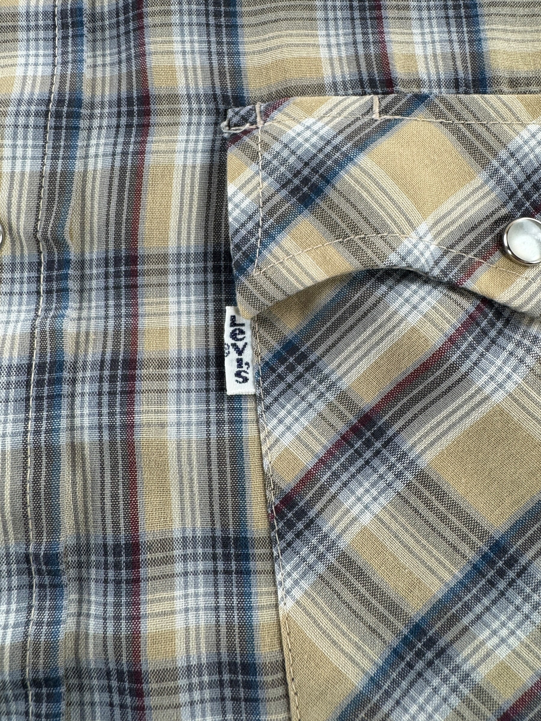Tab on Vintage Levis Cotton/Poly Blend Pearl Snap Shirt SZ M