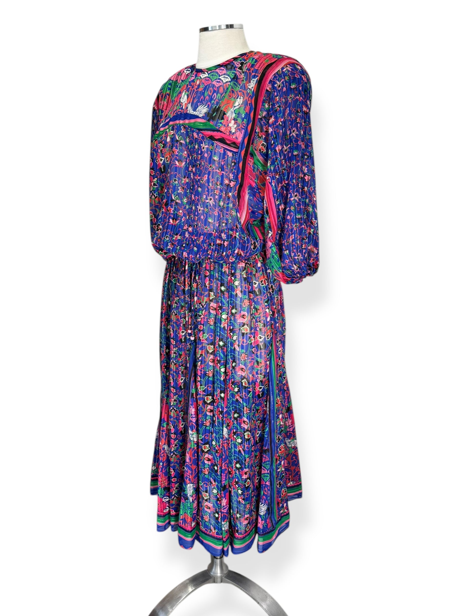 Side view of 1980s Diane Freis Set M