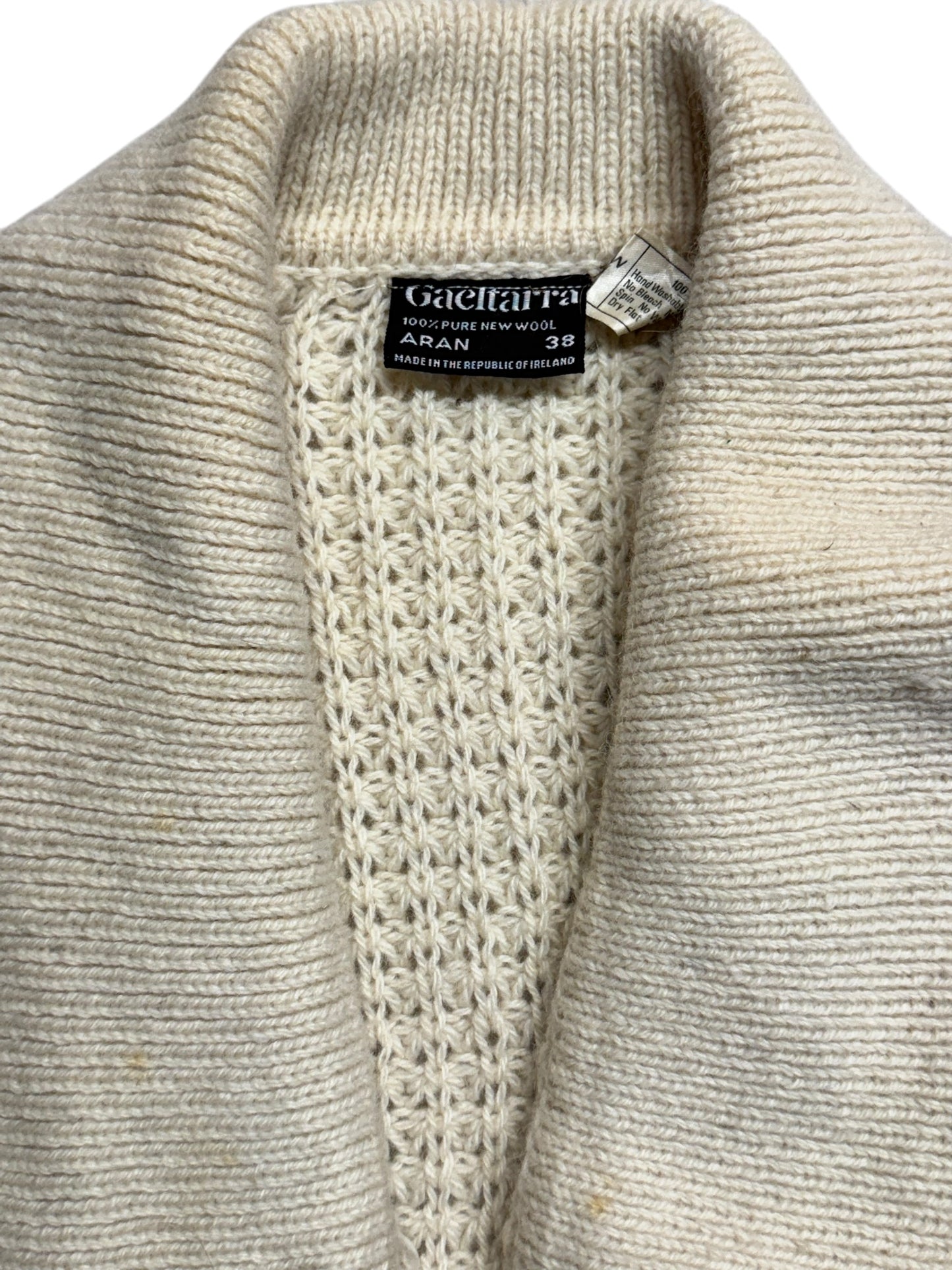 Tag view of 1970s Gaeltarra Aran Wool Cardigan Sweater L