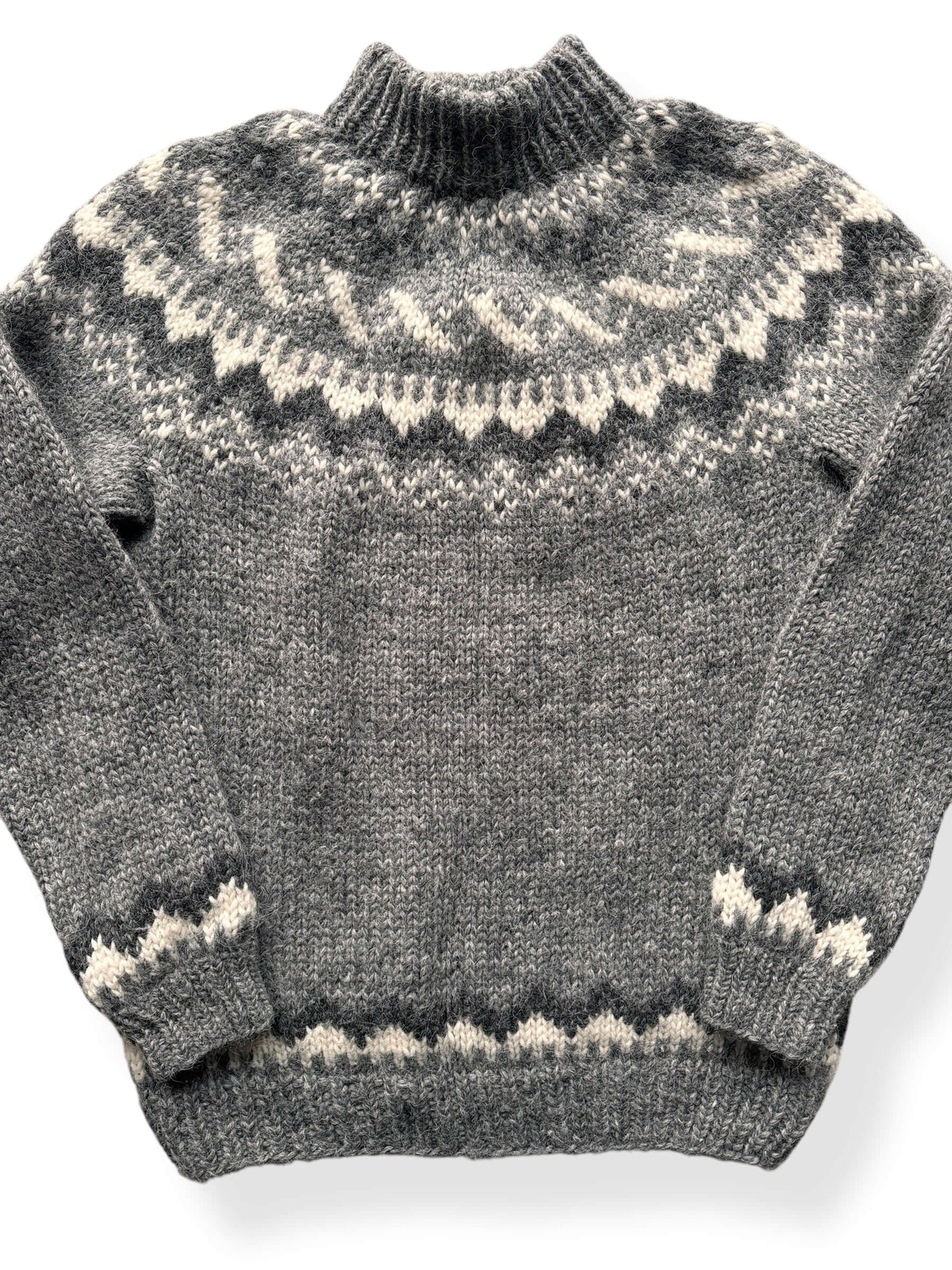 Front Close Up of Vintage Grey & White Handknit Icelandic Sweater SZ L