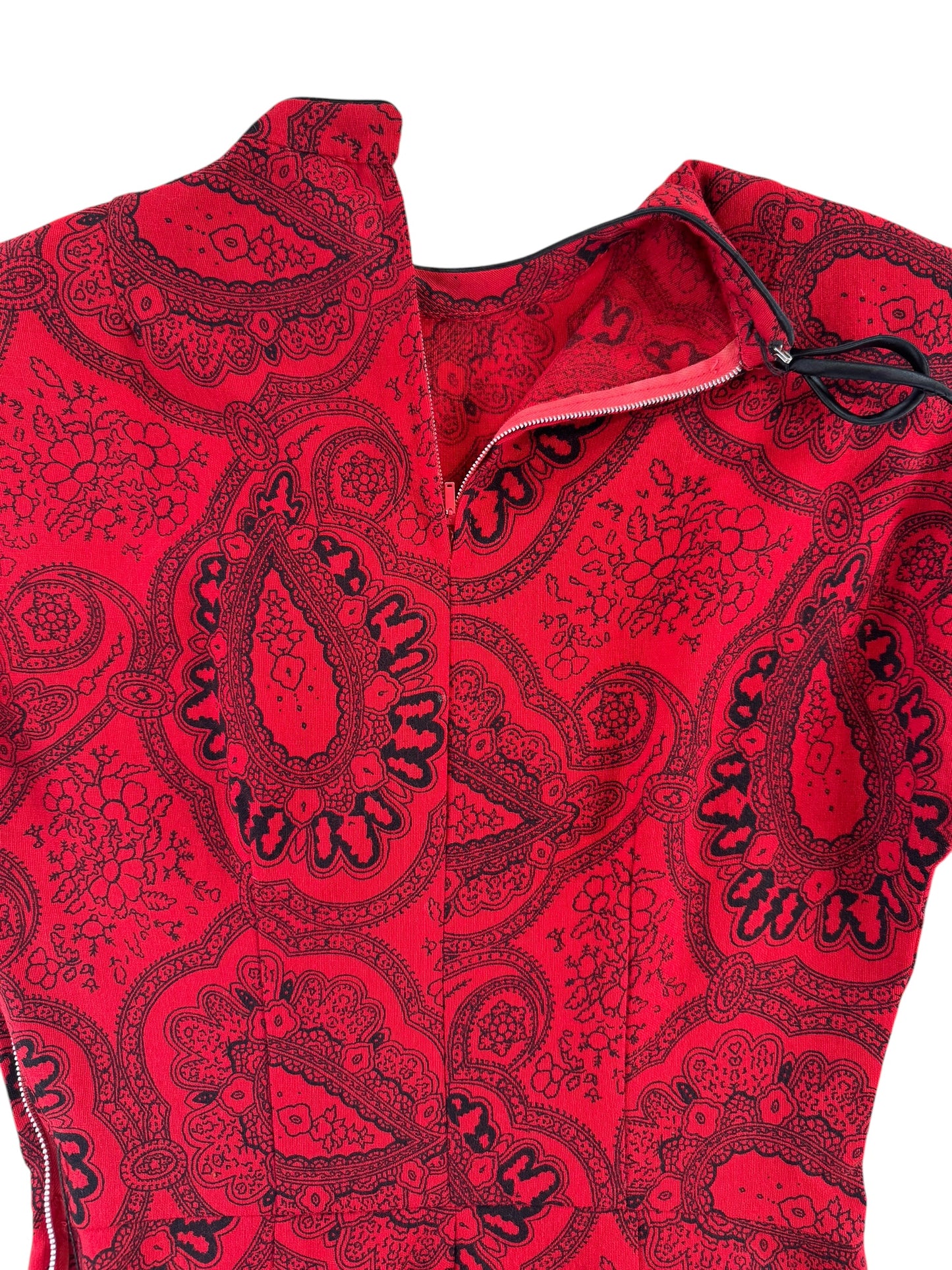 Back zipper of 1950s Red Paisley Wiggle Dress M