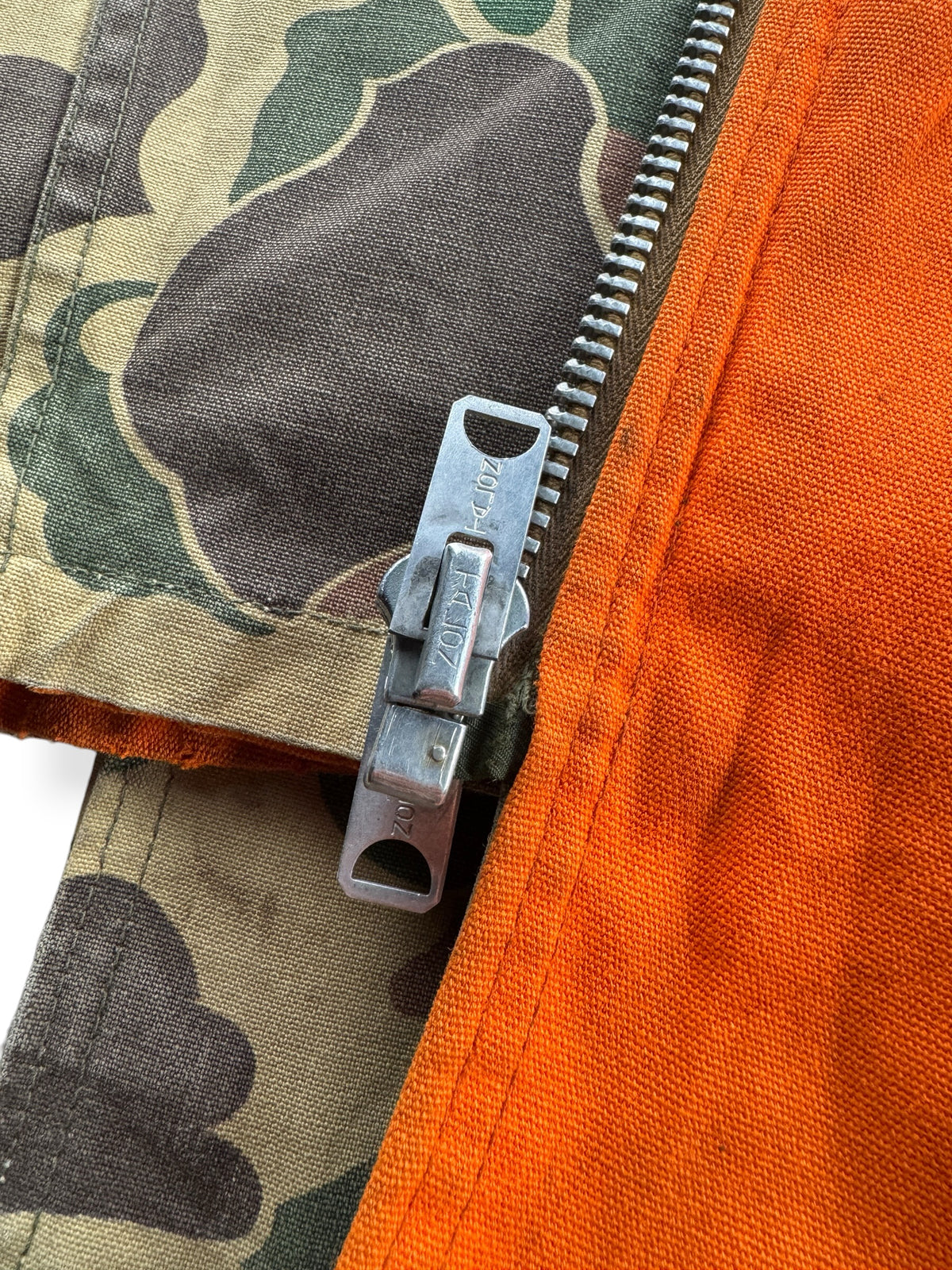 Double zipper on Vintage Duck Camo Reversible Hunting Jacket SZ L