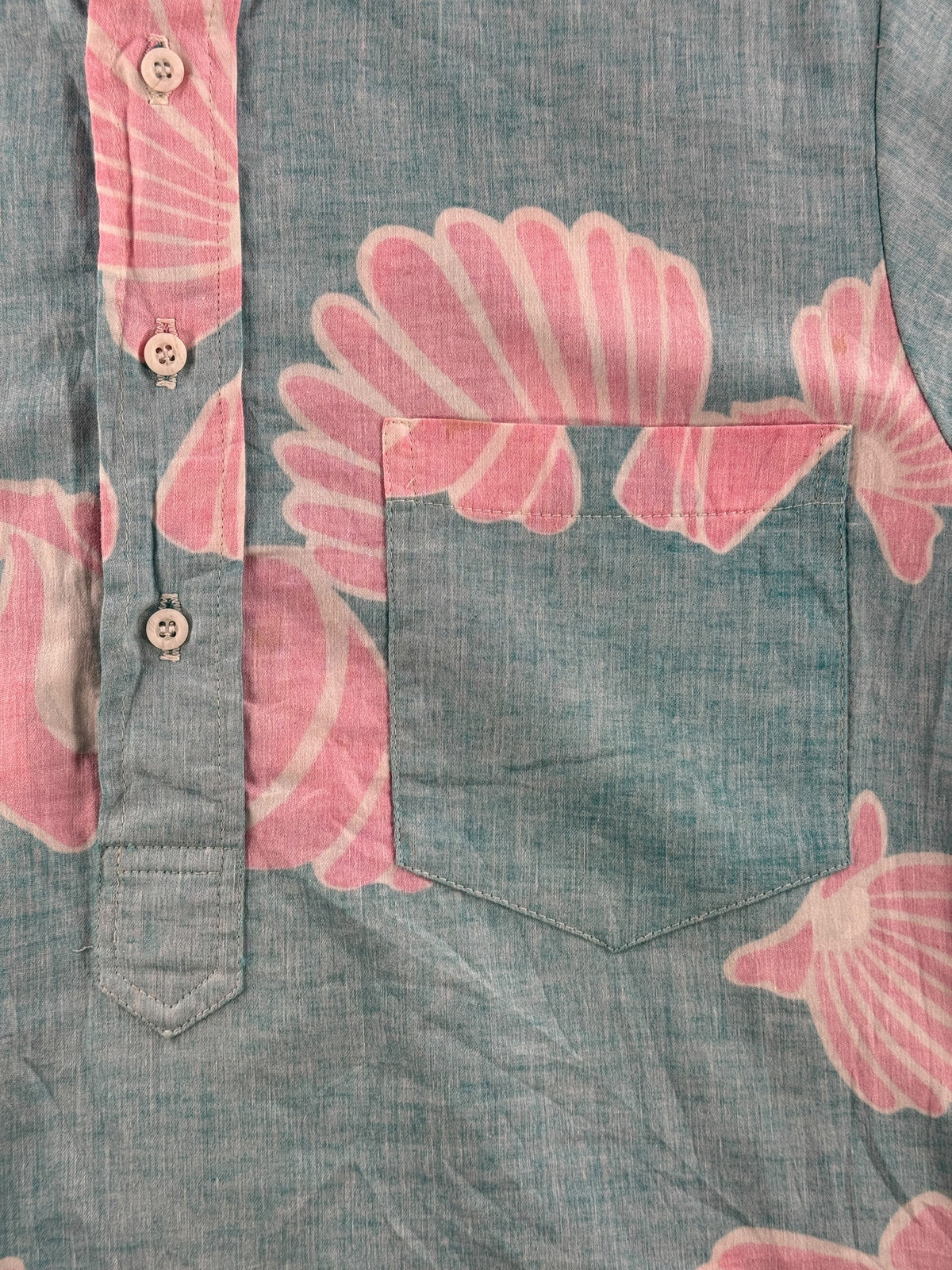 Pocket and buttons on Vintage Fives Cotton Aloha Shirt SZ S