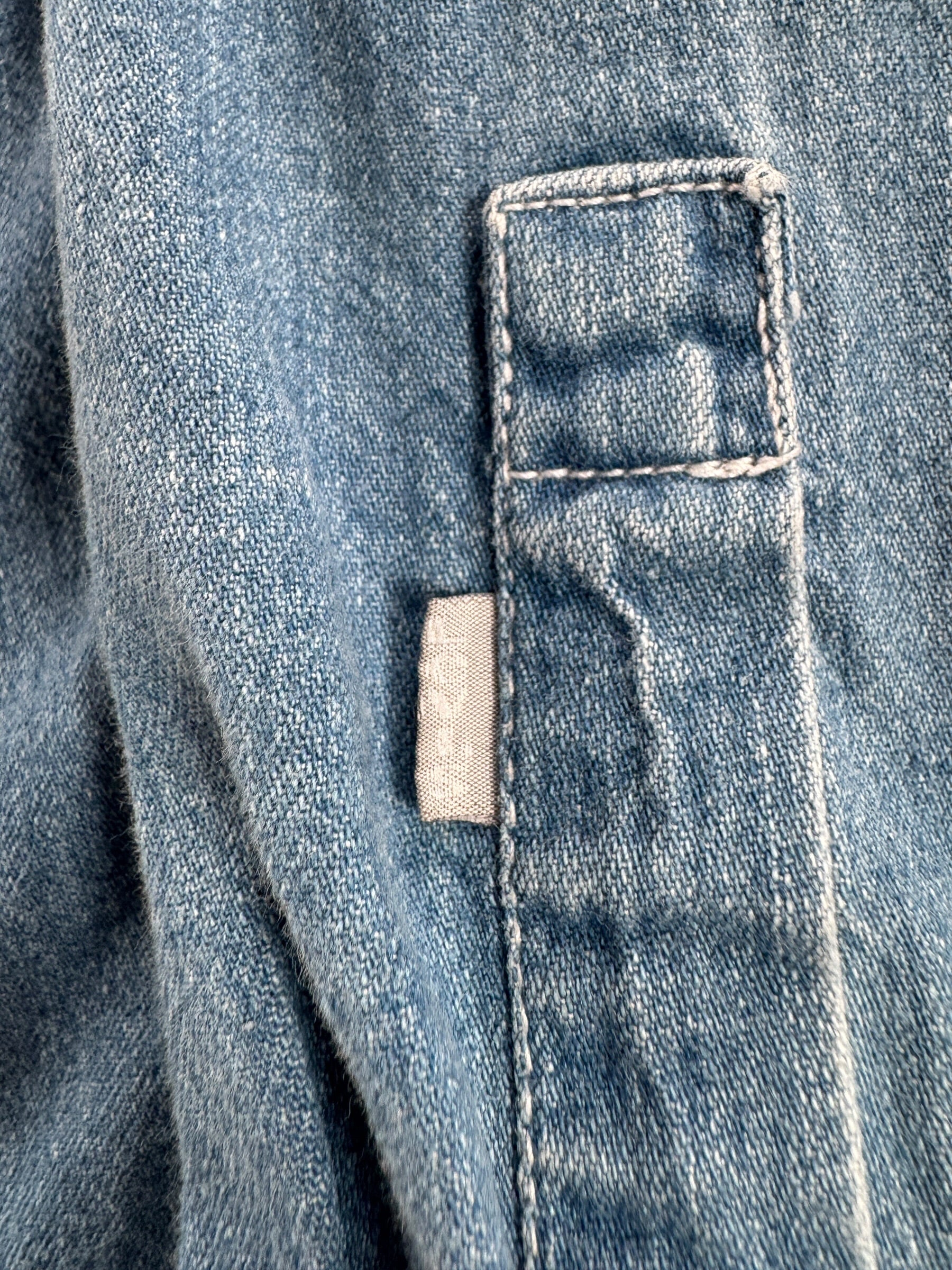 Close of up Levis tag on Vintage Levi's Silvertab Denim Button Up Shirt SZ L