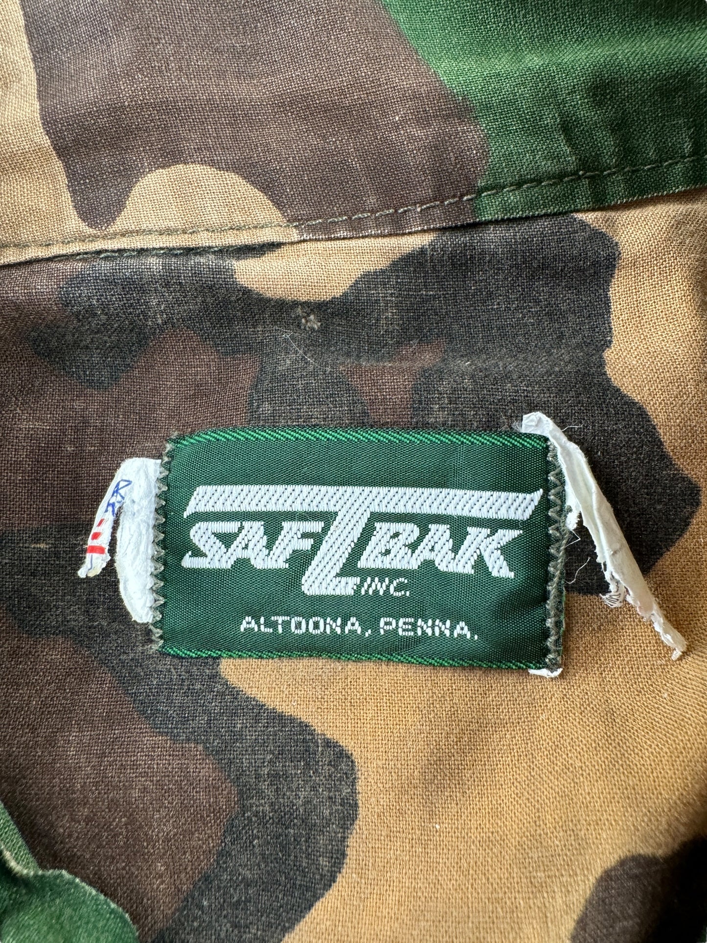 Tag on Vintage SafeTBak Camo Chore SZ XL
