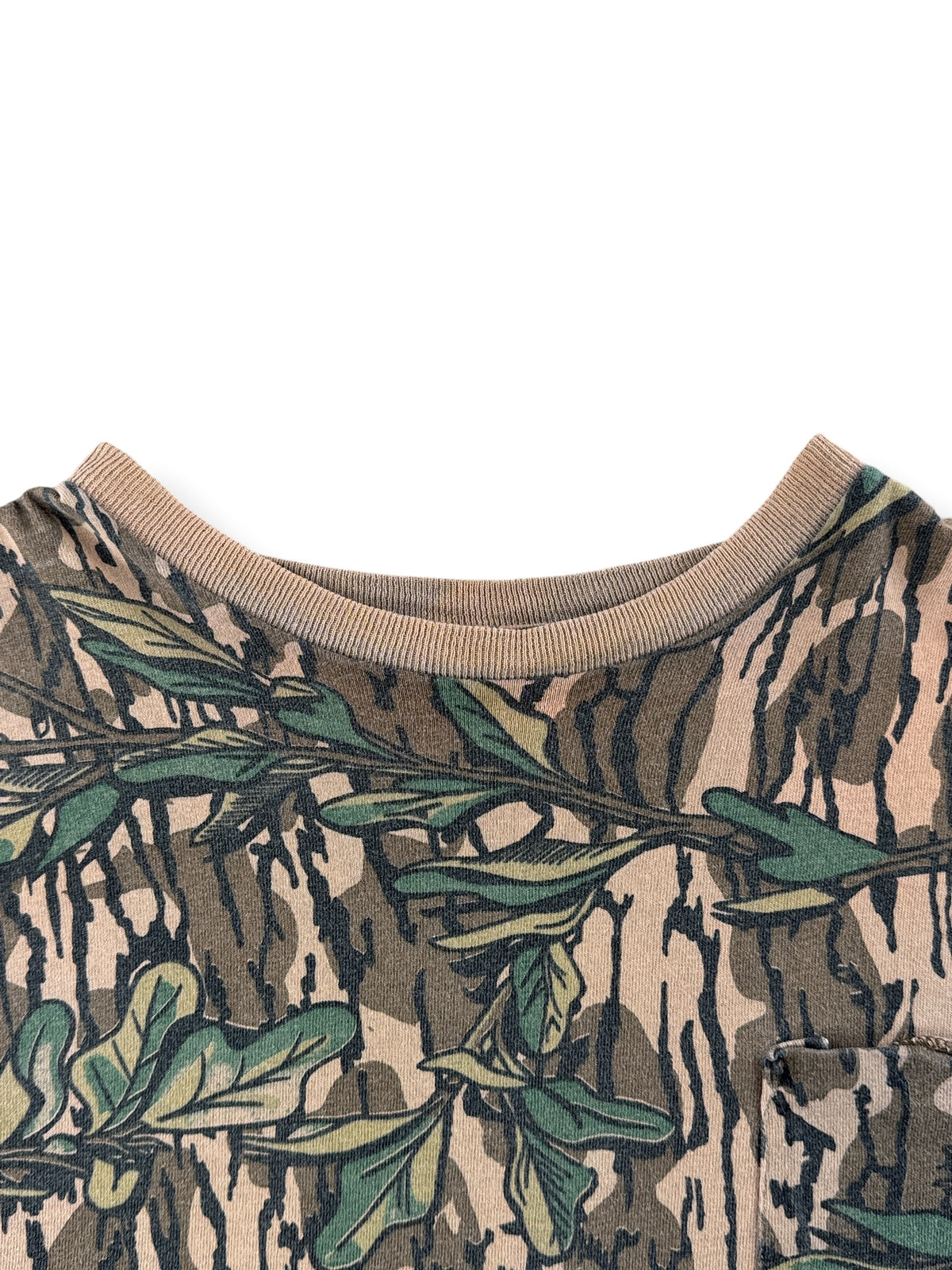 Collar on Vintage 90s Camo Tee SZ XXL