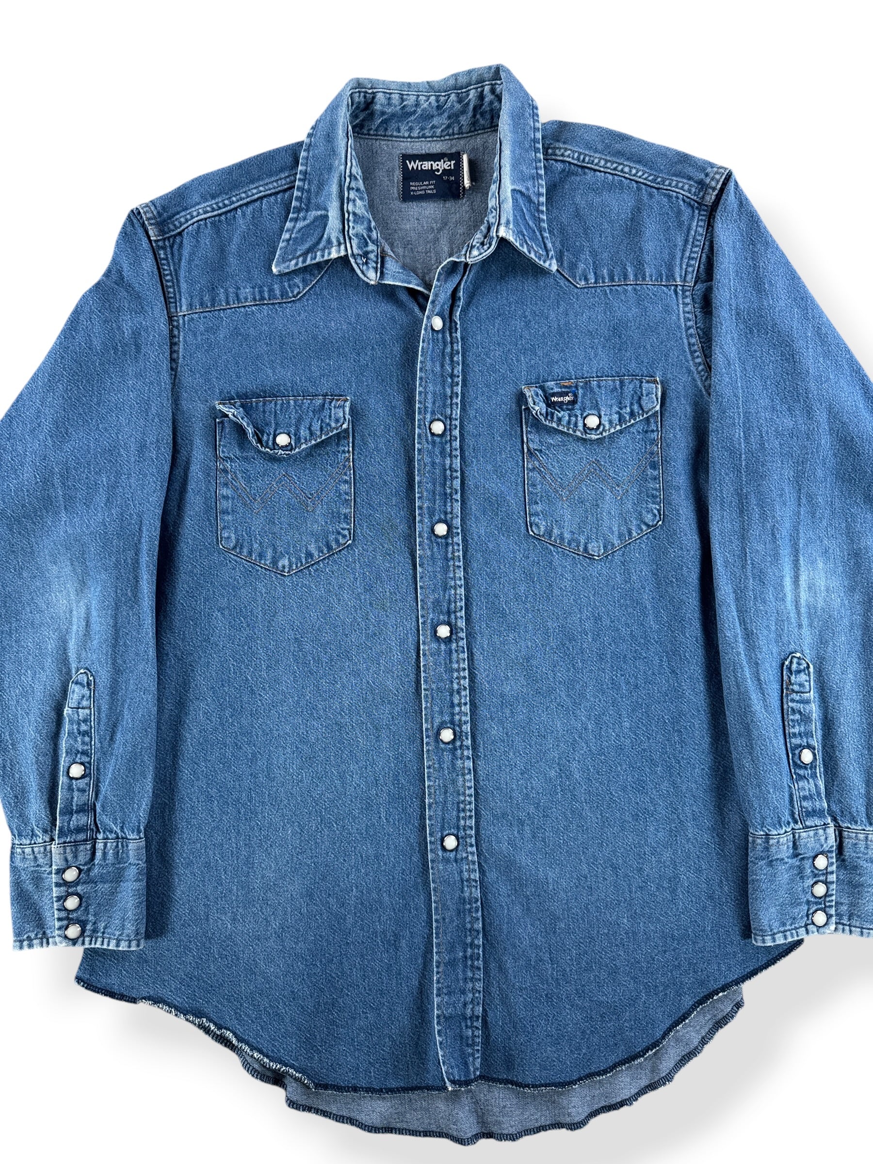 Front Close Up of Vintage Wrangler Denim Pearlsnap SZ 17-34 (Fits L)