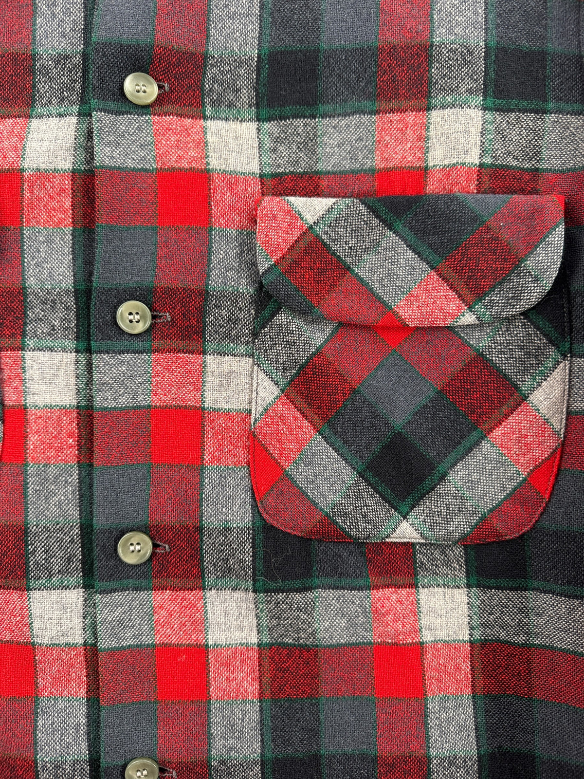 Buttons and pockets on Vintage Pendleton Plaid Board Shirt SZ S