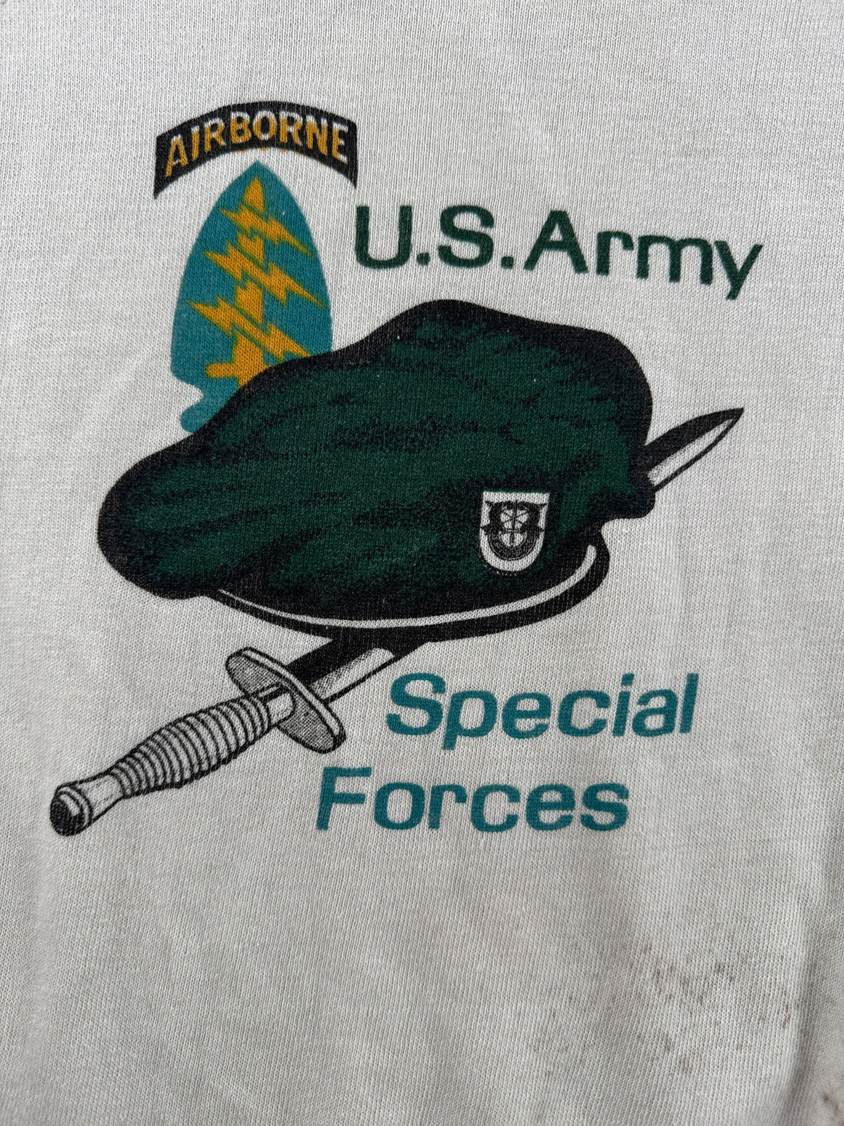 Front graphic on Vintage 70s Green Beret Special Forces Crewneck SZ L