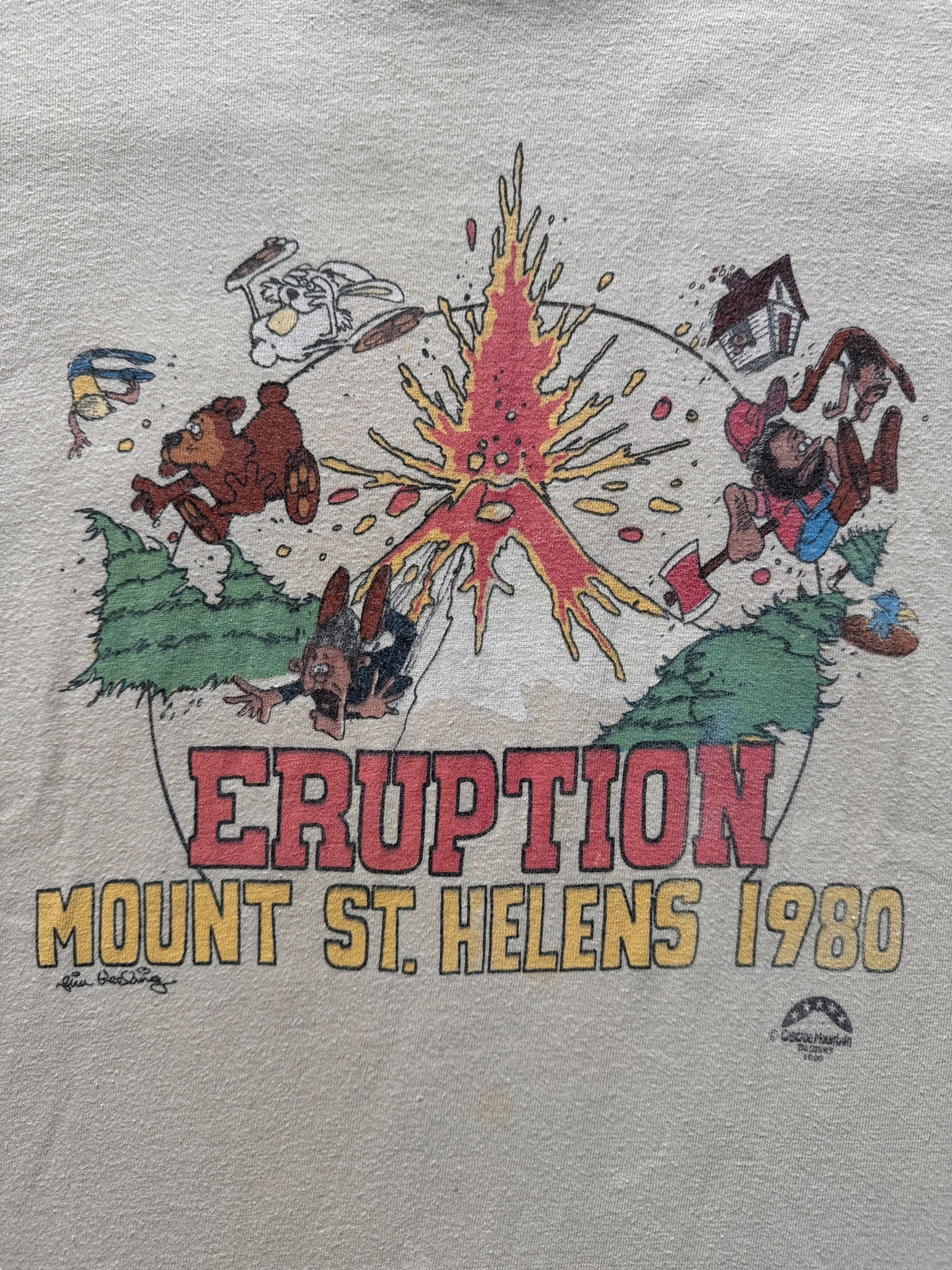 Front Graphic on Vintage Cascade Mountain Mt St Helens Eruption Tee SZ S