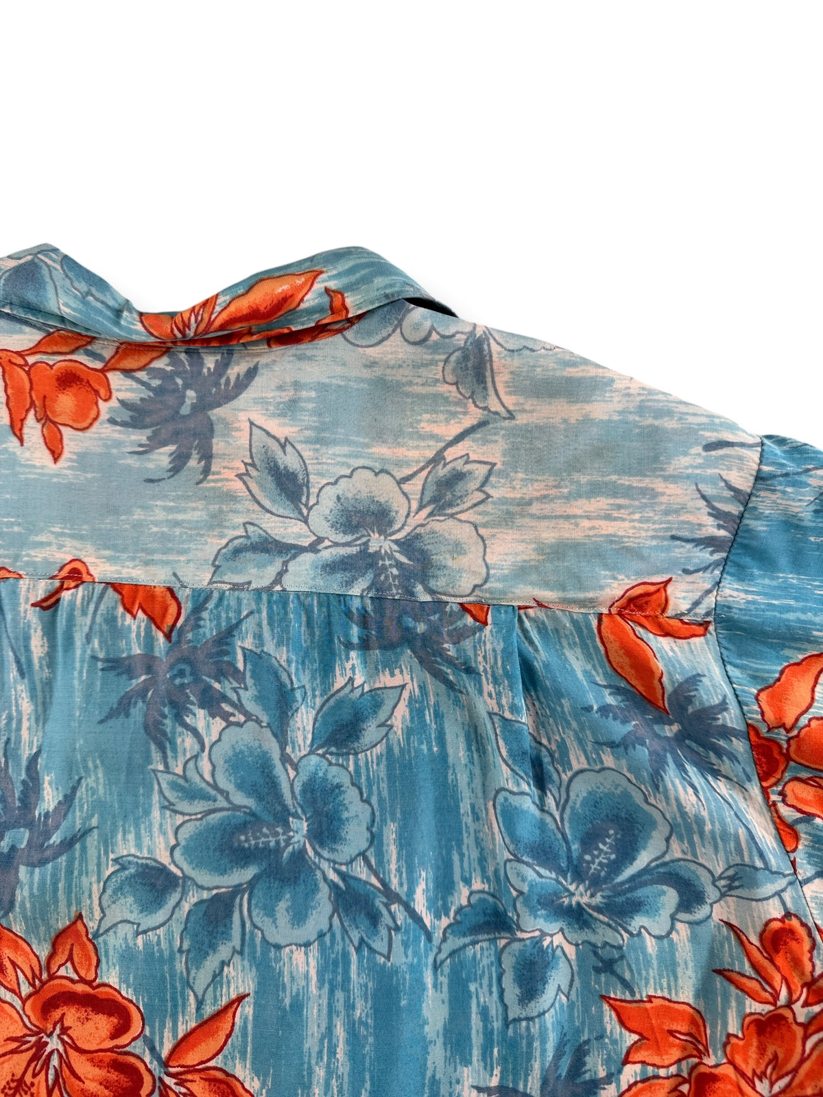 Sun fading on back shoulders of Vintage Aloha Brand Aloha Shirt SZ L