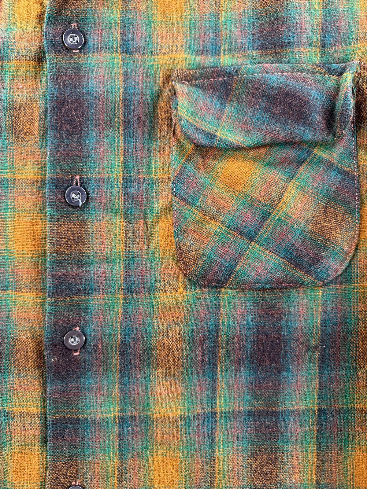 Pockets and buttons on Vintage Wool O' The West Shadow Plaid Flannel SZ S