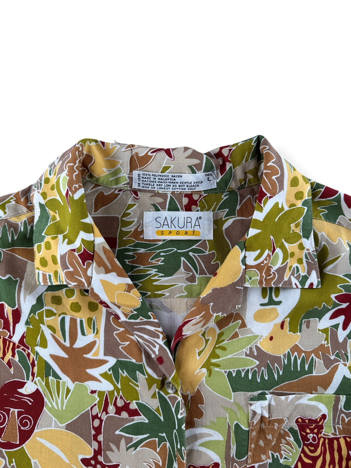 Collar on Vintage Sakura Sport Rayon Aloha Shirt SZ L