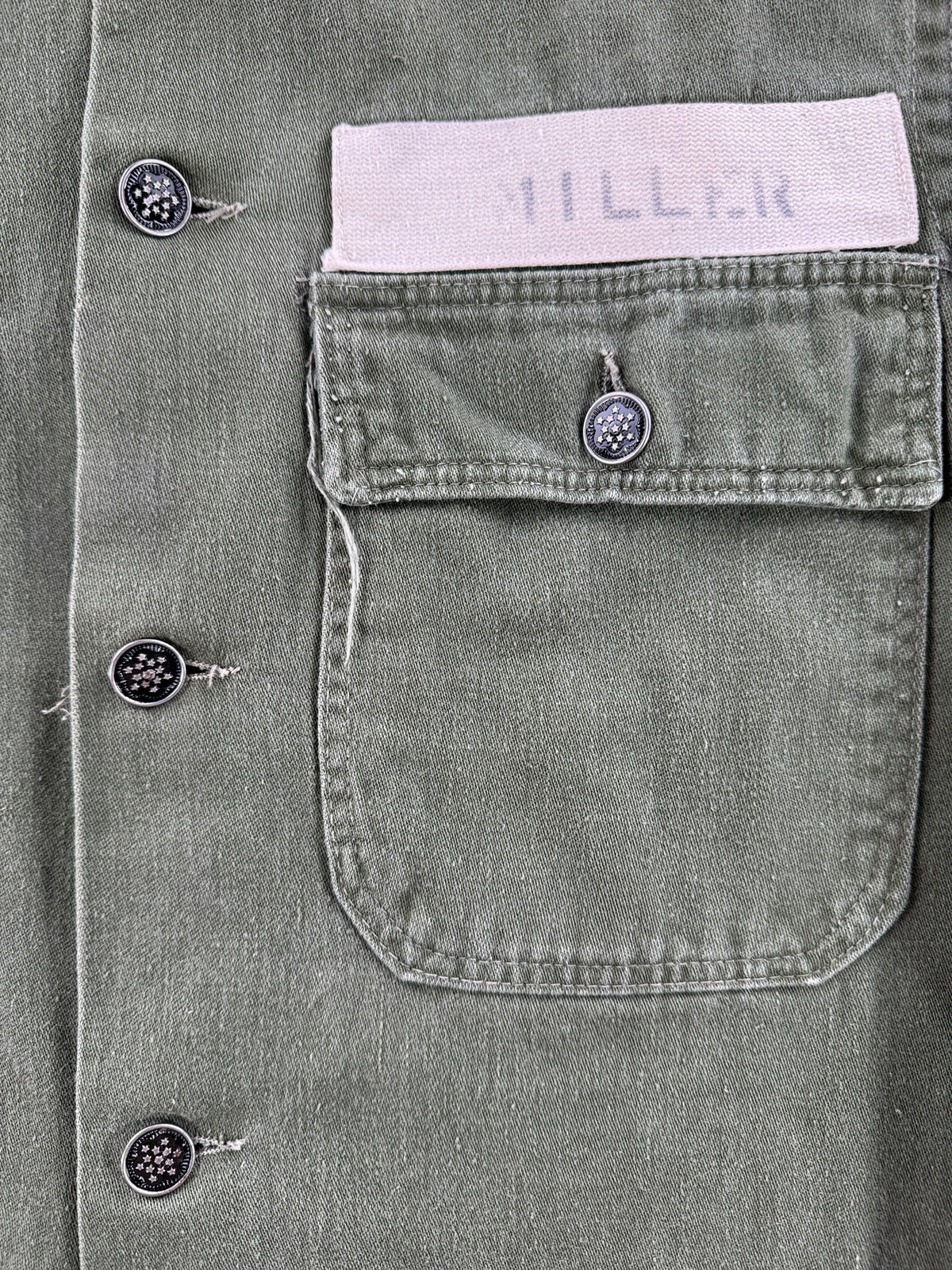Buttons and pockets on Vintage 13 Star Button Fatigue Shirt SZ S