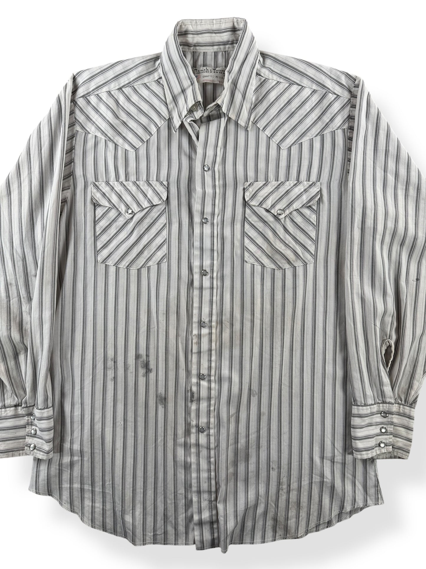 Front Close Up of Vintage Ranch & Town Cotton Blend Pearl Snap Shirt SZ 16-34 (L)