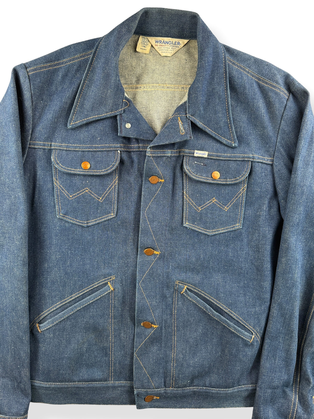 Close-up of Vintage Dark Wash Wrangler 136MJ No Fault Denim Jacket SZ 46 Long