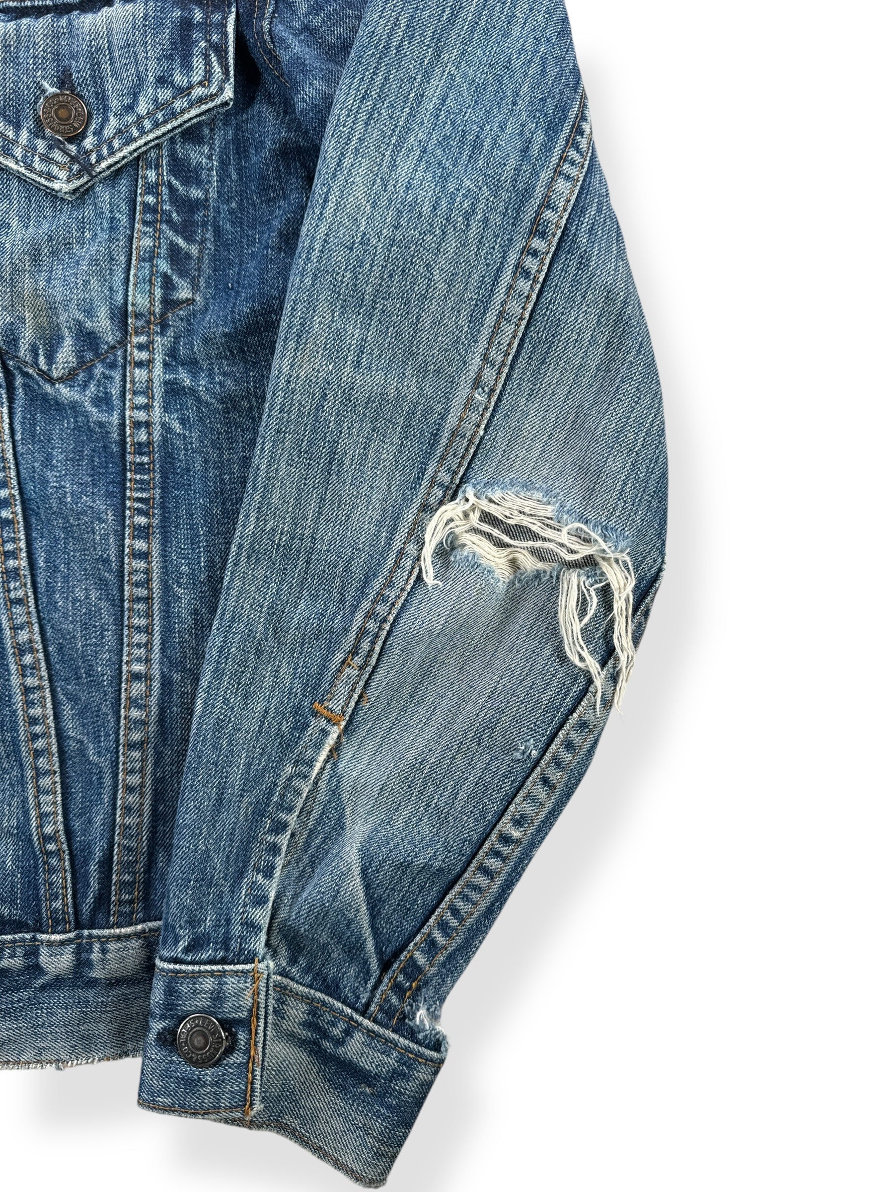 Damage on Sleeves of Vintage Levis 2 Pocket Trucker Jacket SZ S
