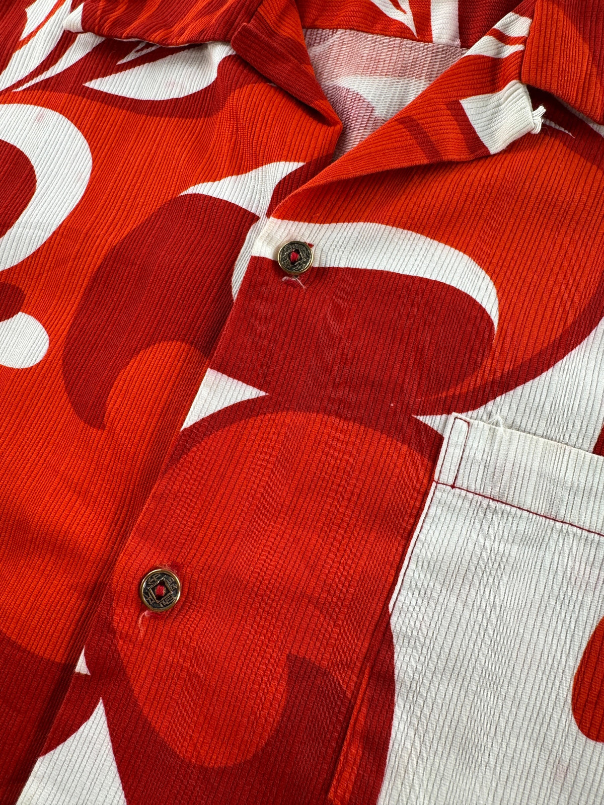 Buttons on Vintage 1960s Kaikamahine Aloha Shirt SZ M