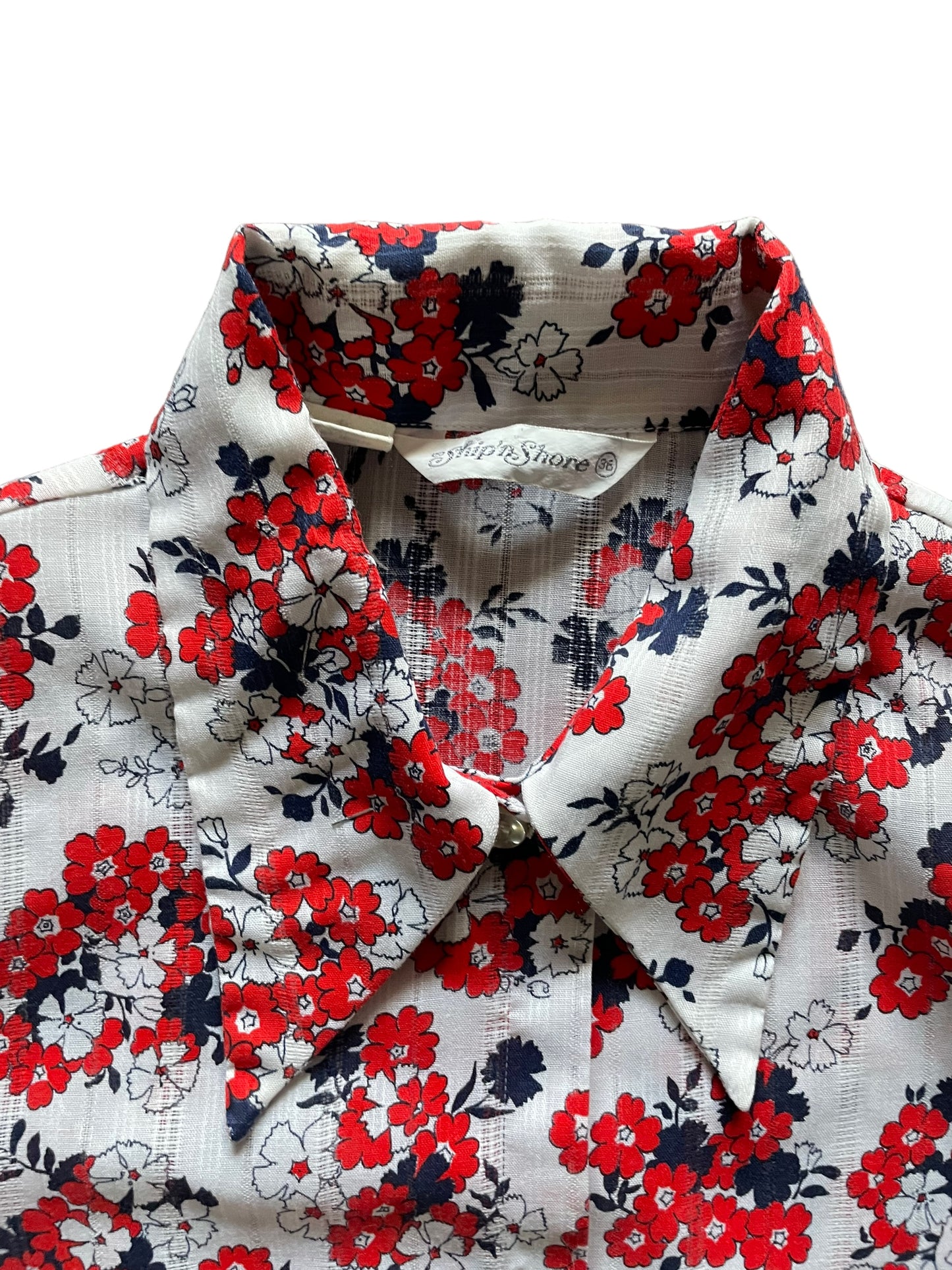 Tag and collar detail of Vintage 1960s Ship 'n Shore Floral Shirt SZ M-L | Vintage Ladies Clothing | Barn Owl True Vintage