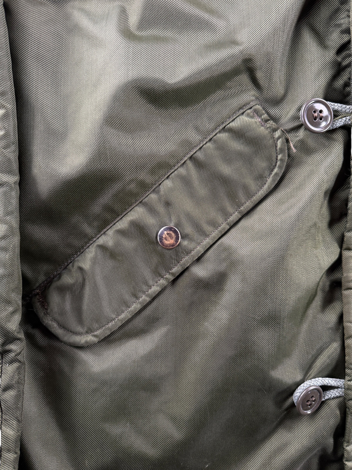 Pocket on Vintage 70’s Extreme Cold Weather Insulated Military Jacket SZ L