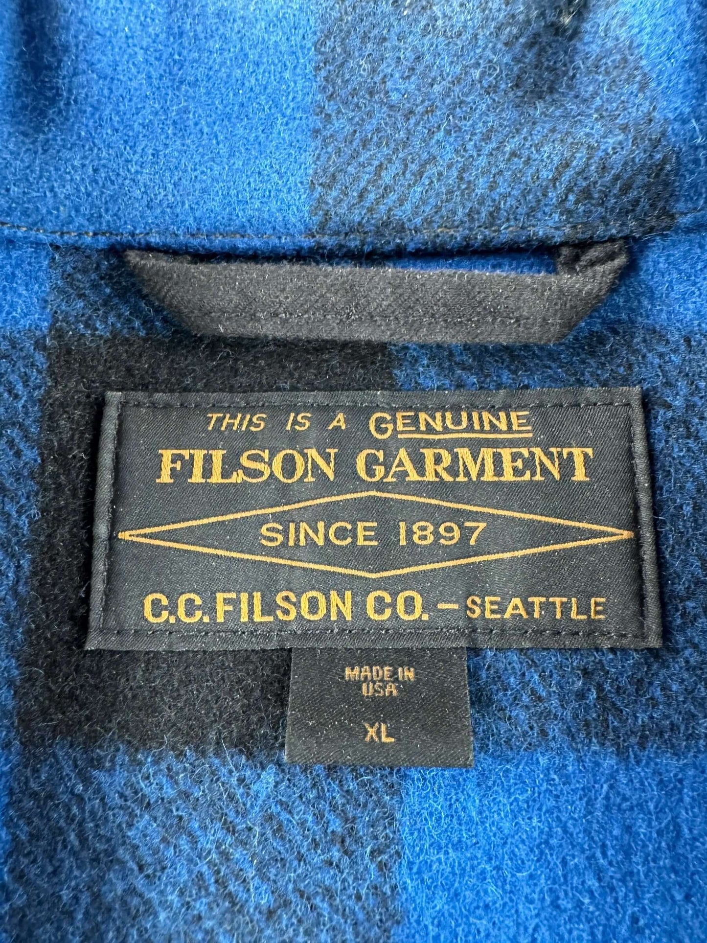 Label on Filson Black Label Cobalt & Black Cruiser SZ XL