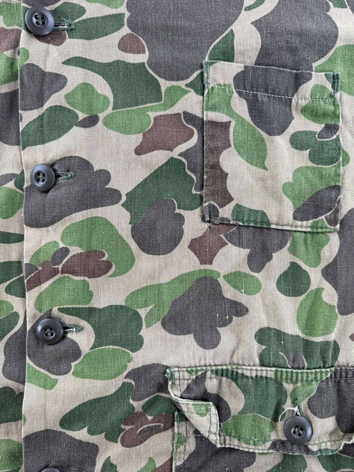 Pockets and buttons on Vintage 1970s Ranger Camo Chore Jacket Z L