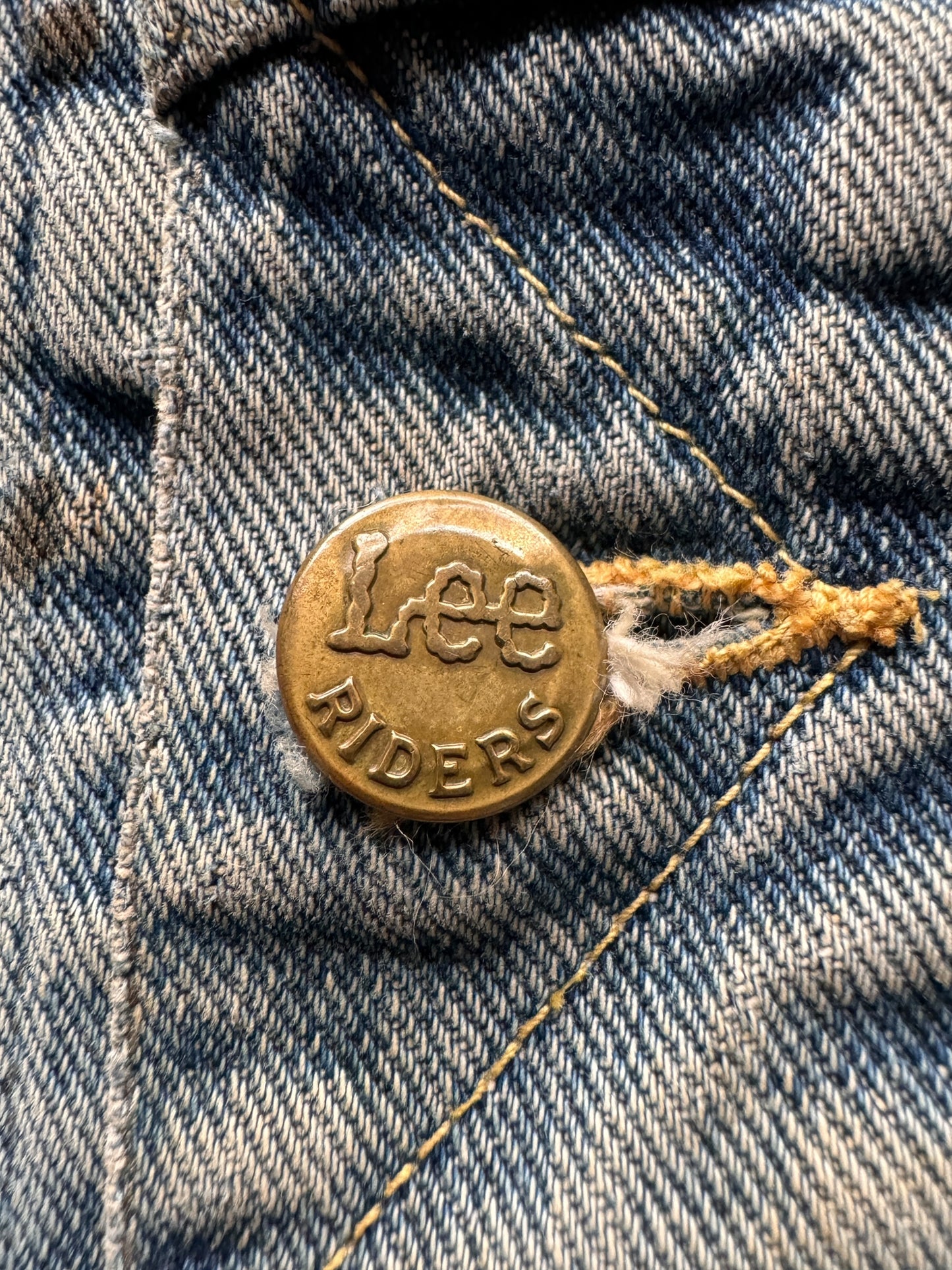 button on Vintage Perfectly Washed Lee 101-J Jacket SZ 44