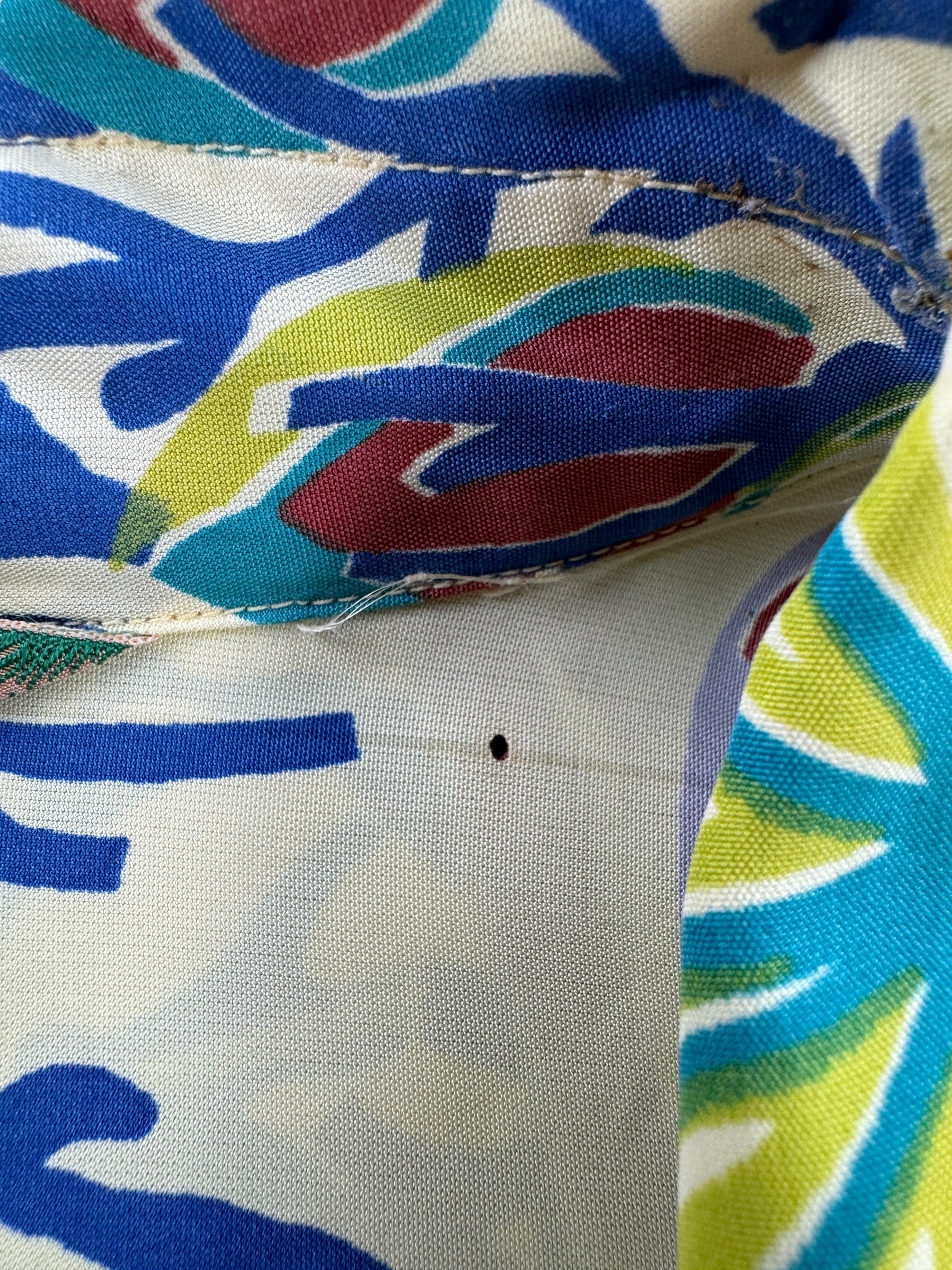 Small Hole on Vintage Undersea Kamehameha Aloha Shirt SZ L