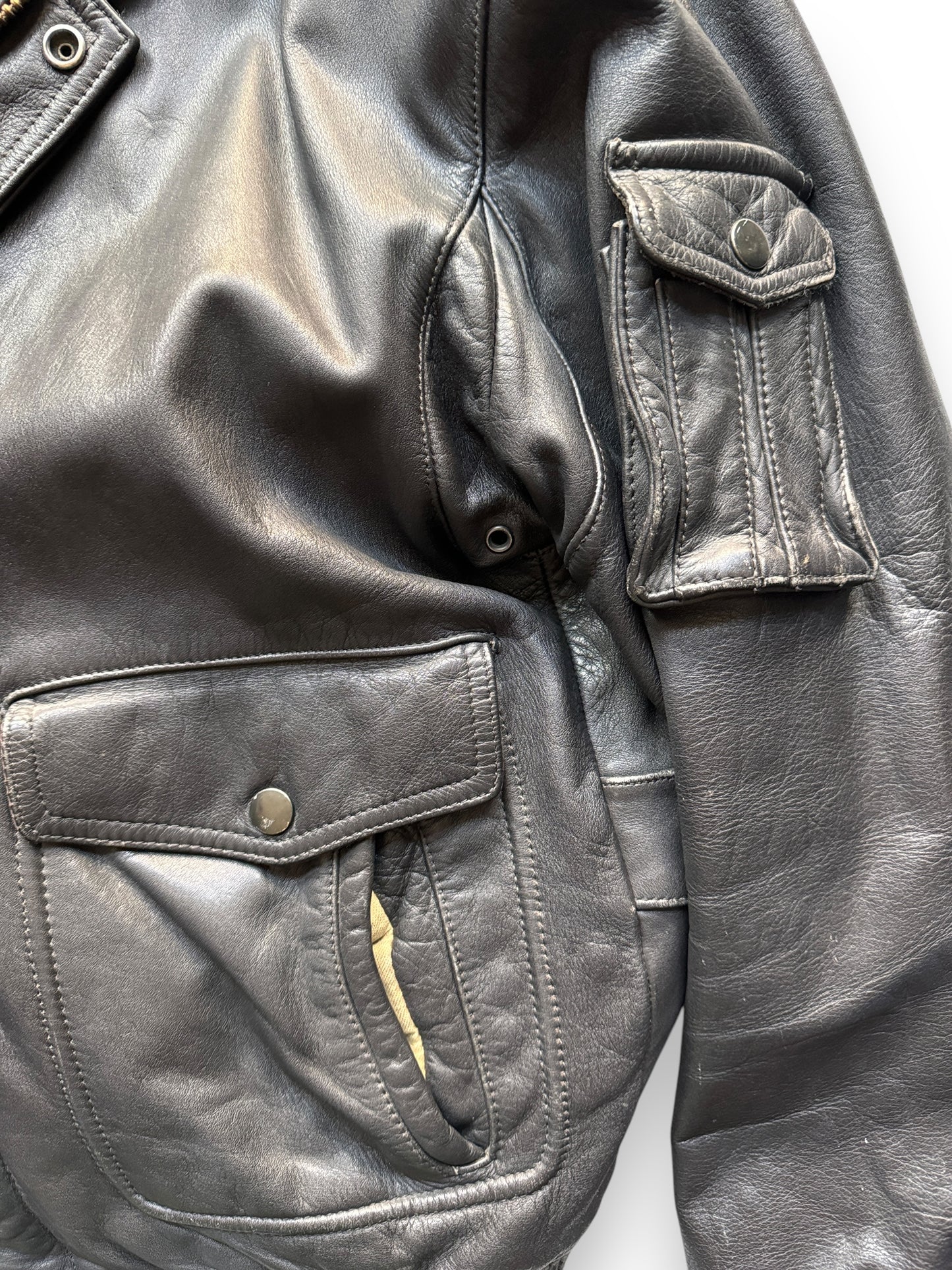 Sleeve Pocket Detail on Vintage Unbranded A-2 Style Leather Jacket SZ M