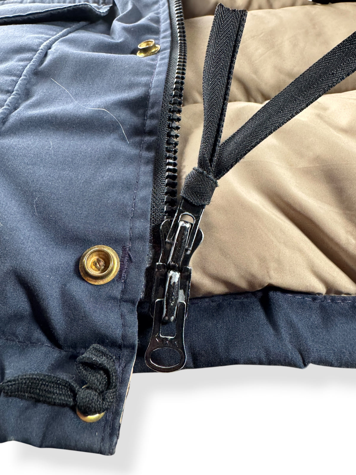 Double zippers on Vintage Eddie Bauer Navy Blue Parka SZ L