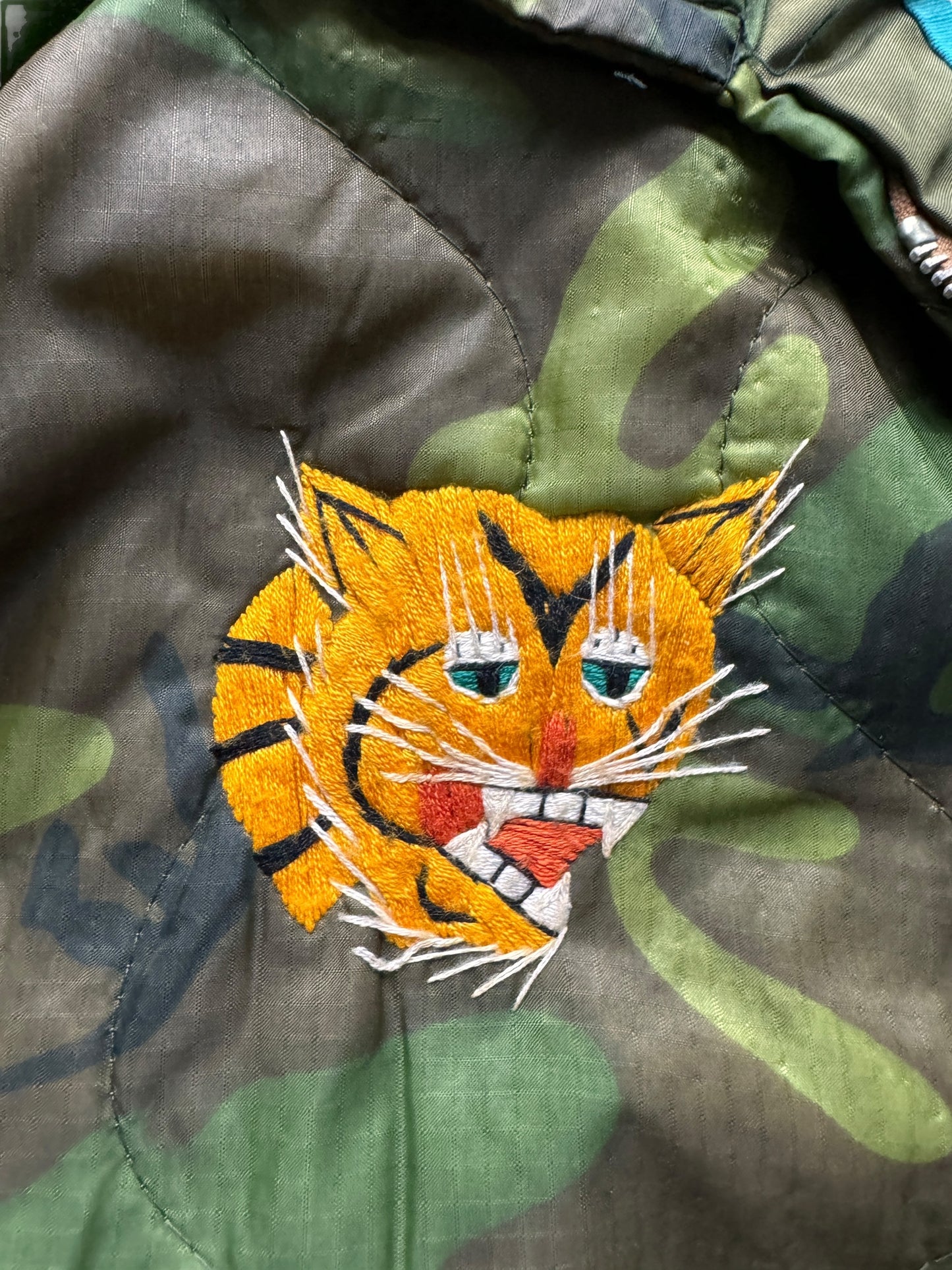 Tiger Design on Vintage Vietnam Camo Liner Souvenir Jacket w/ Busted Zipper SZ M