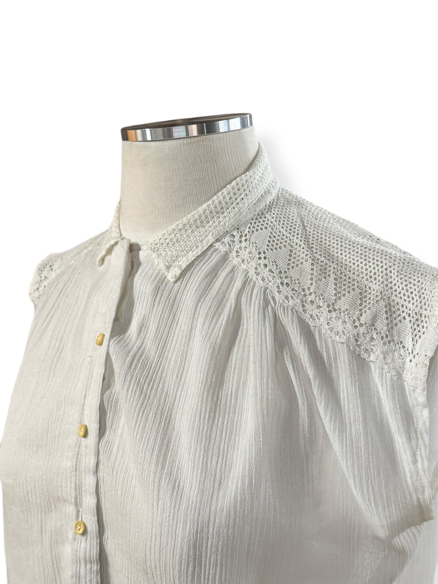 Collar view of 1970s Gauzy Lace Button Up Top L