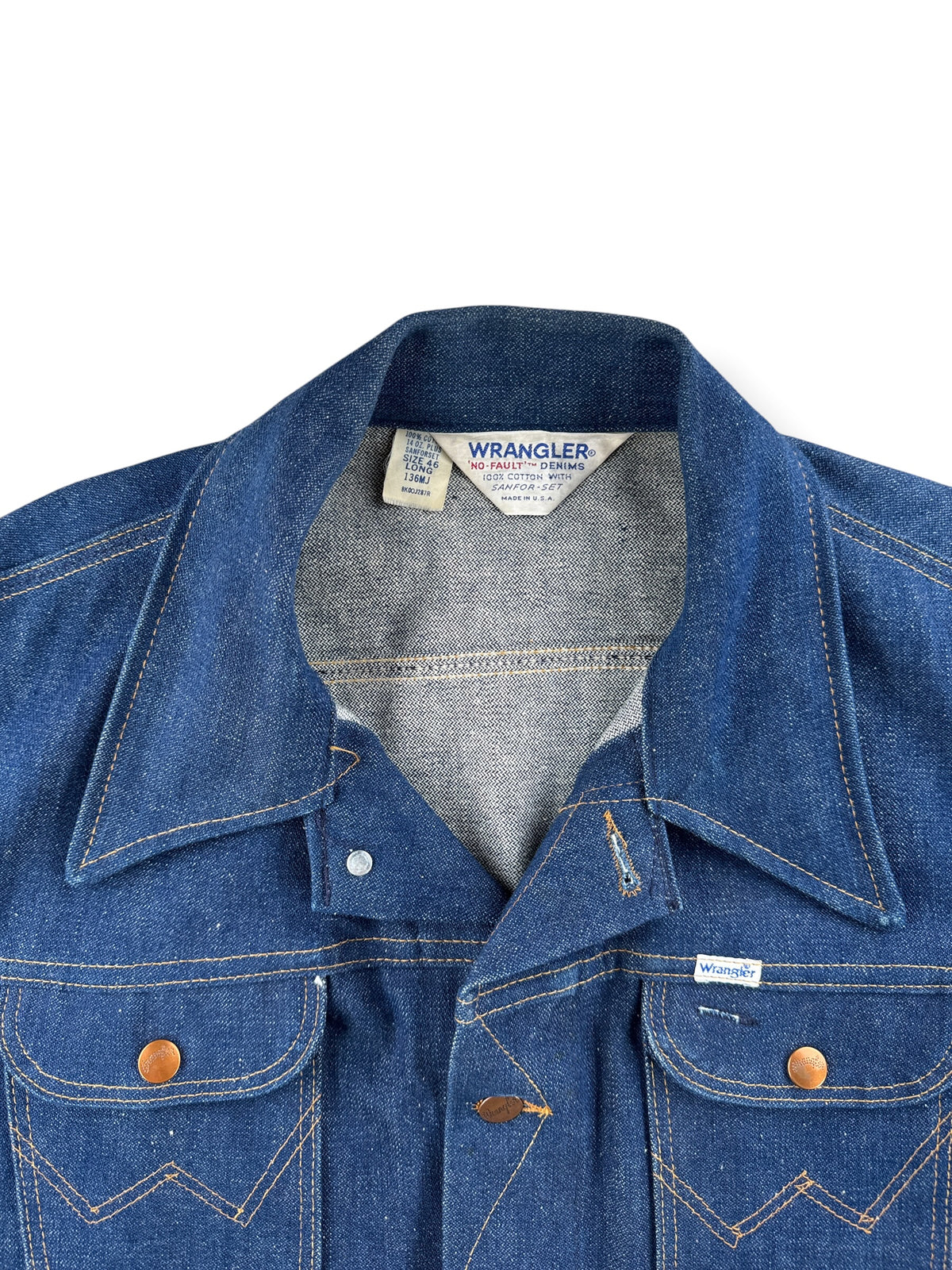 Collar on Vintage Dark Wash Wrangler 136MJ No Fault Denim Jacket SZ 46 Long