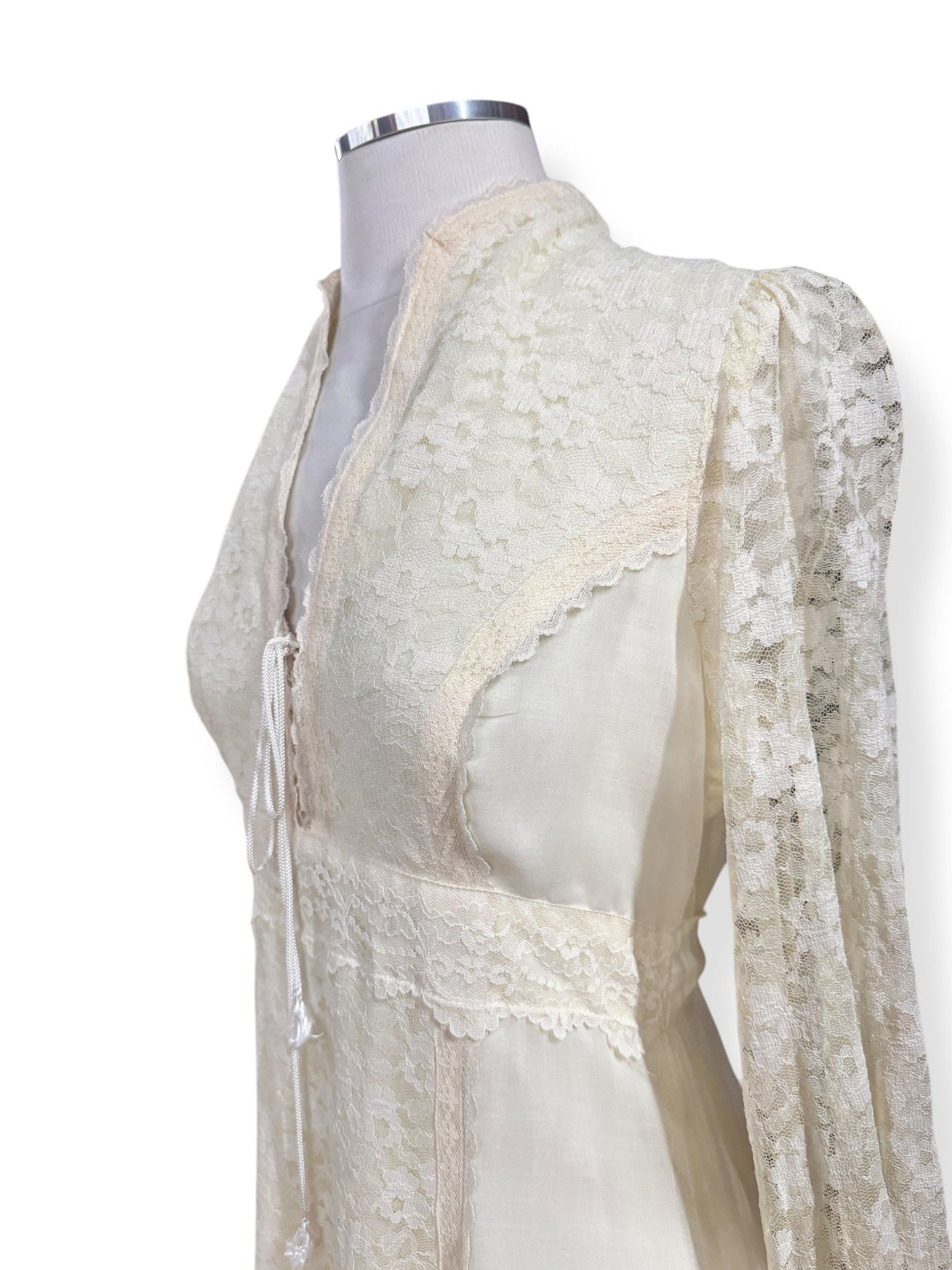 Side view of 1970s Gunne Sax Lace Dress M