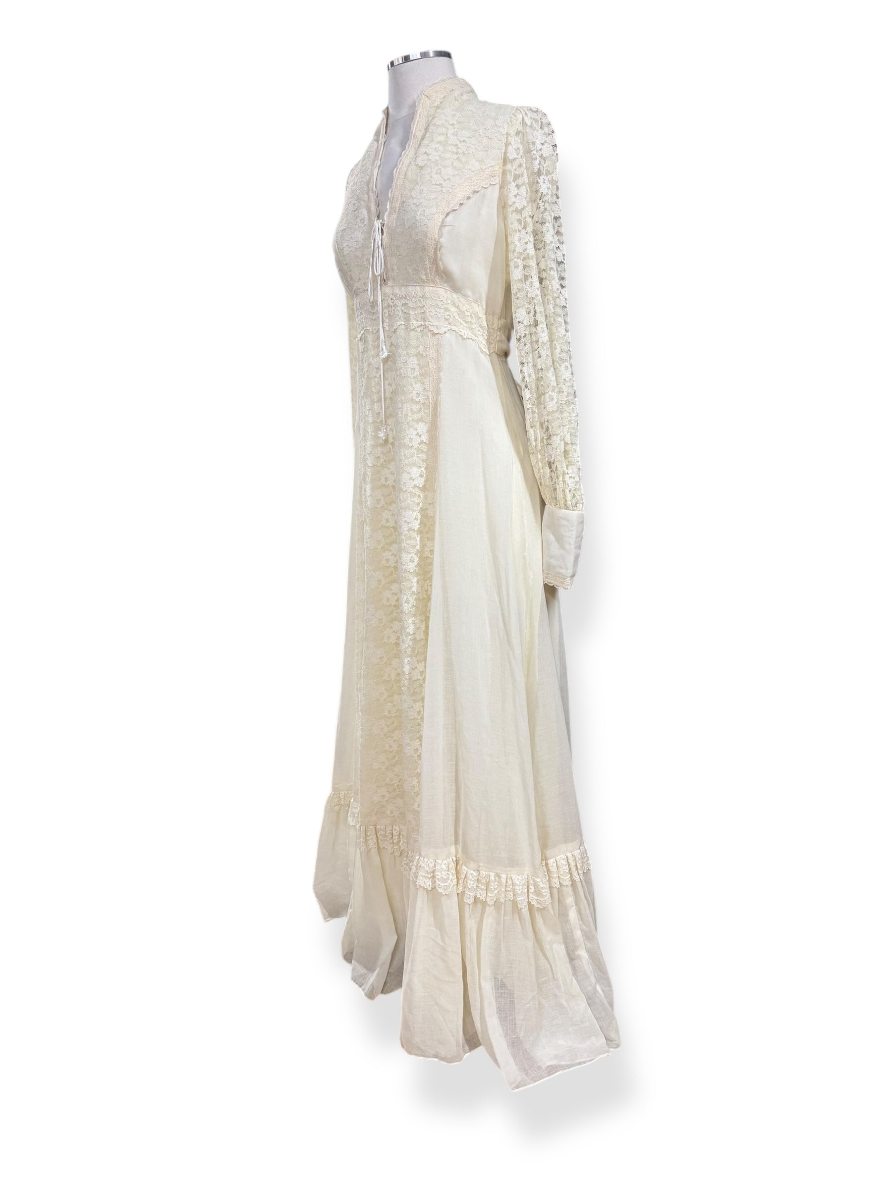 Side view of 1970s Gunne Sax Lace Dress M