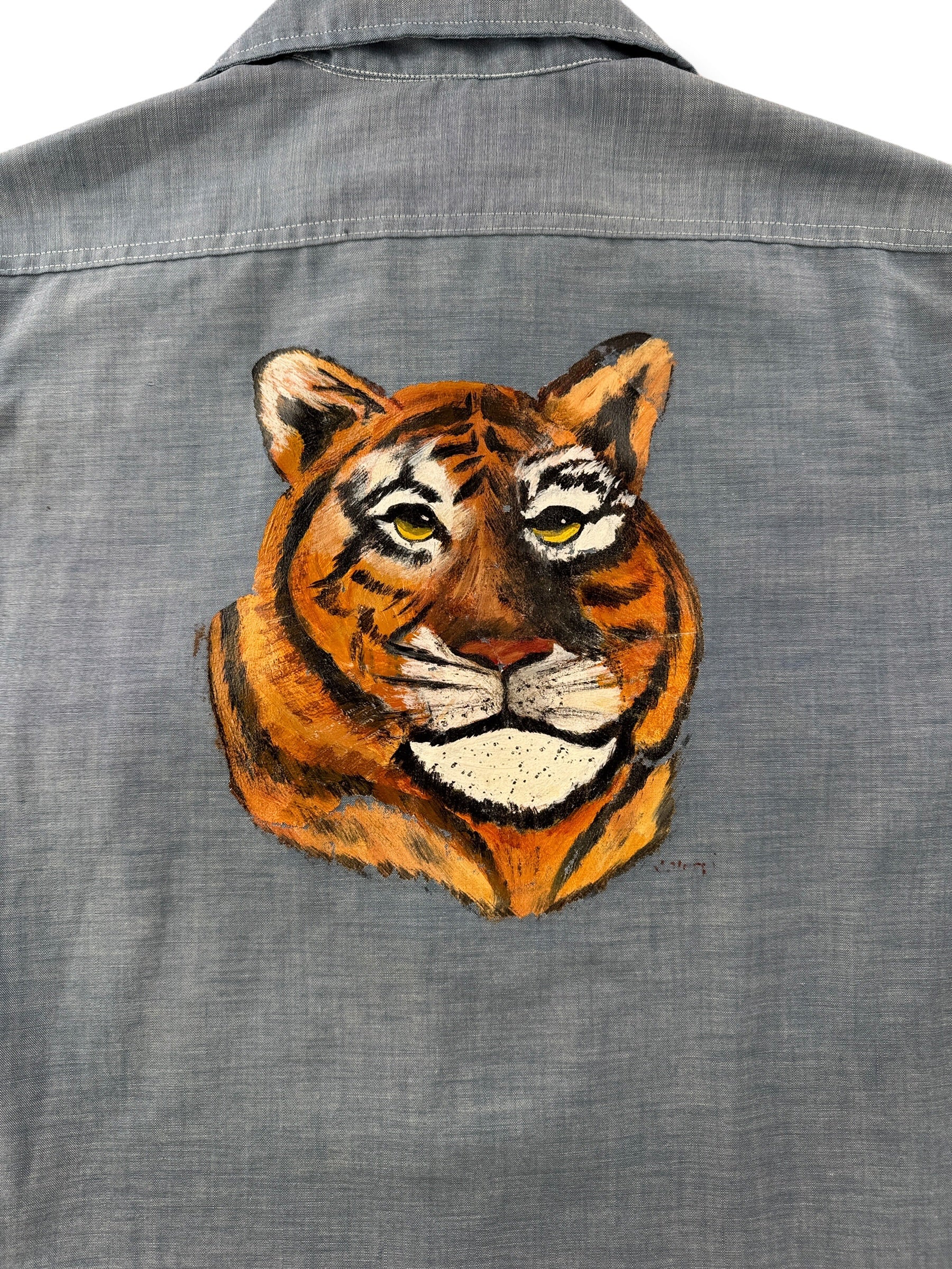 Tiger on back of Vintage K Mart Cotton Poly Chambray W/ Tiger Painting SZ M